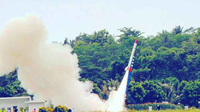  Roket R-Han 450 uji terbang digelar di BUTPAAG-LAPAN, Kabupaten Garut, Jawa Barat.