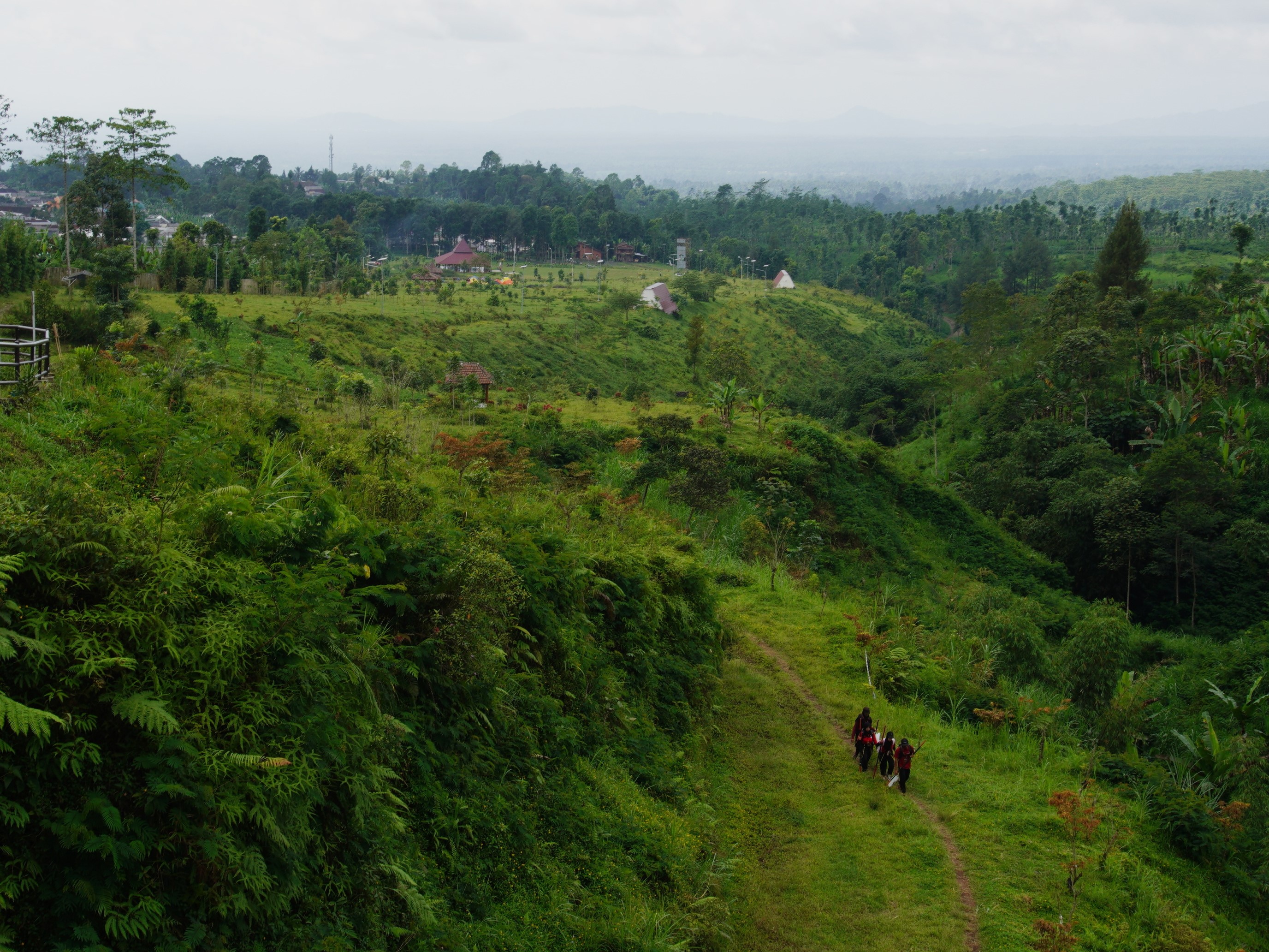 Sejumlah pengunjung menikmati pemandangan alam di Bumi Perkemahan Glagah Arum Senduro, Lumajang, Jawa Timur, Sabtu (21/1/2023).