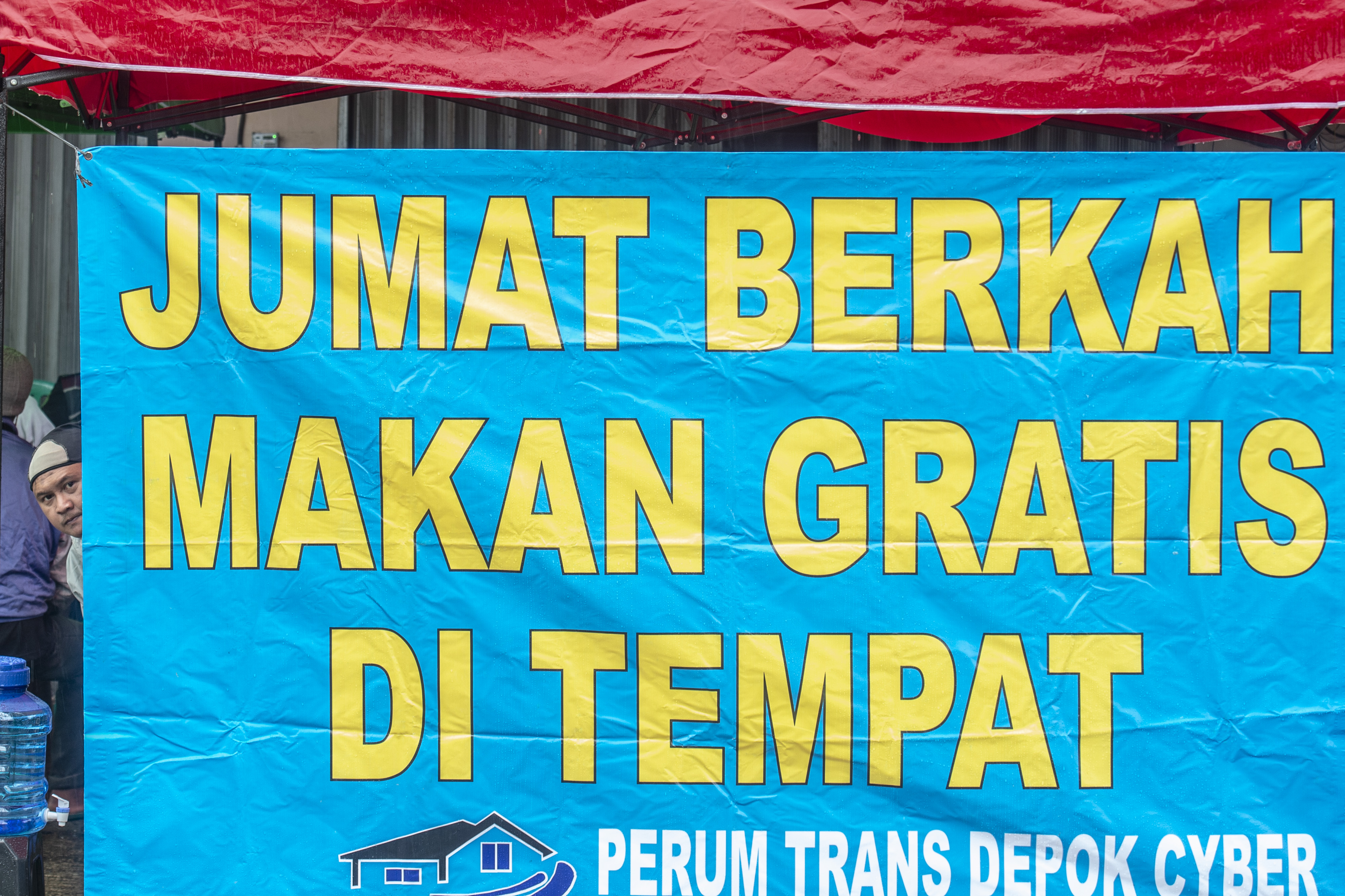 Ilustrasi pembagian makanan gratis yang merupakan program lembaga amal.