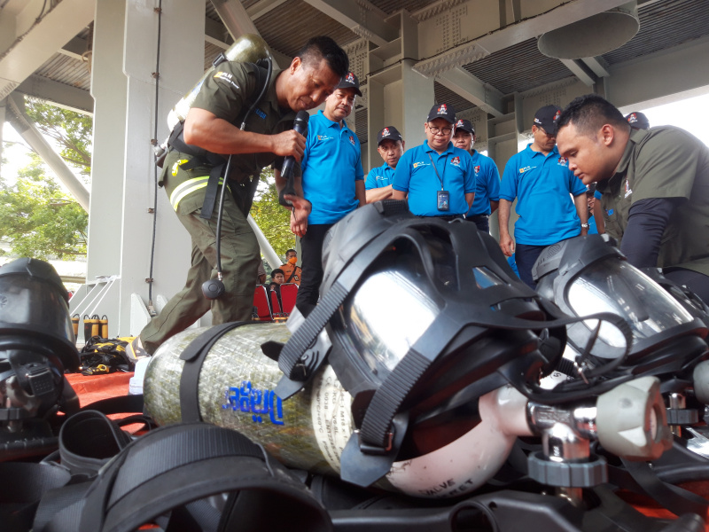 Personel fire rescue meningkatkan skill dan ketangkasan di Fire Service Training Center, PLTU Paiton, Probolinggo, Jawa Timur.