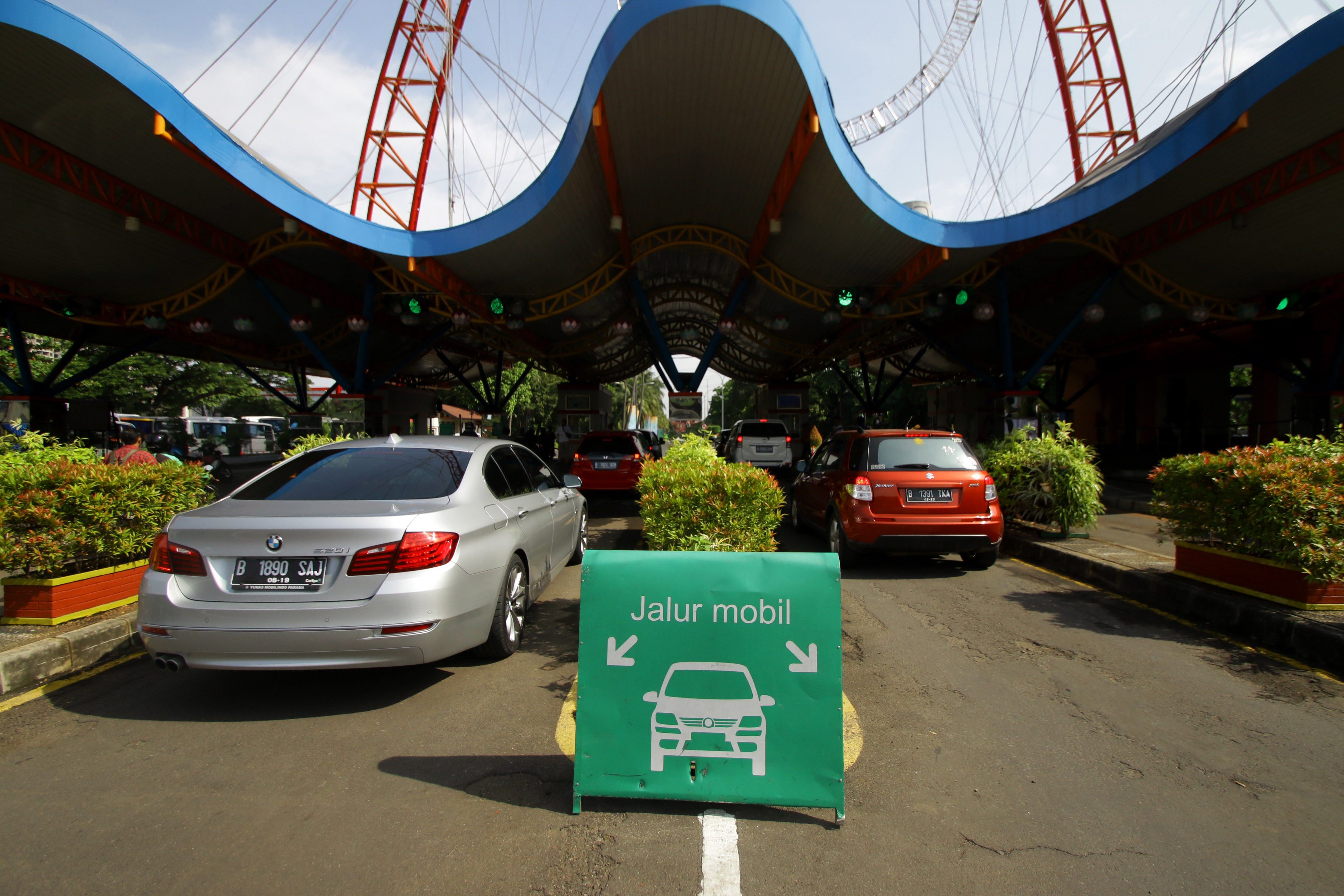  Mobil pengunjung antre untuk memasuki tempat wisata Taman Impian Jaya Ancol, Jakarta
