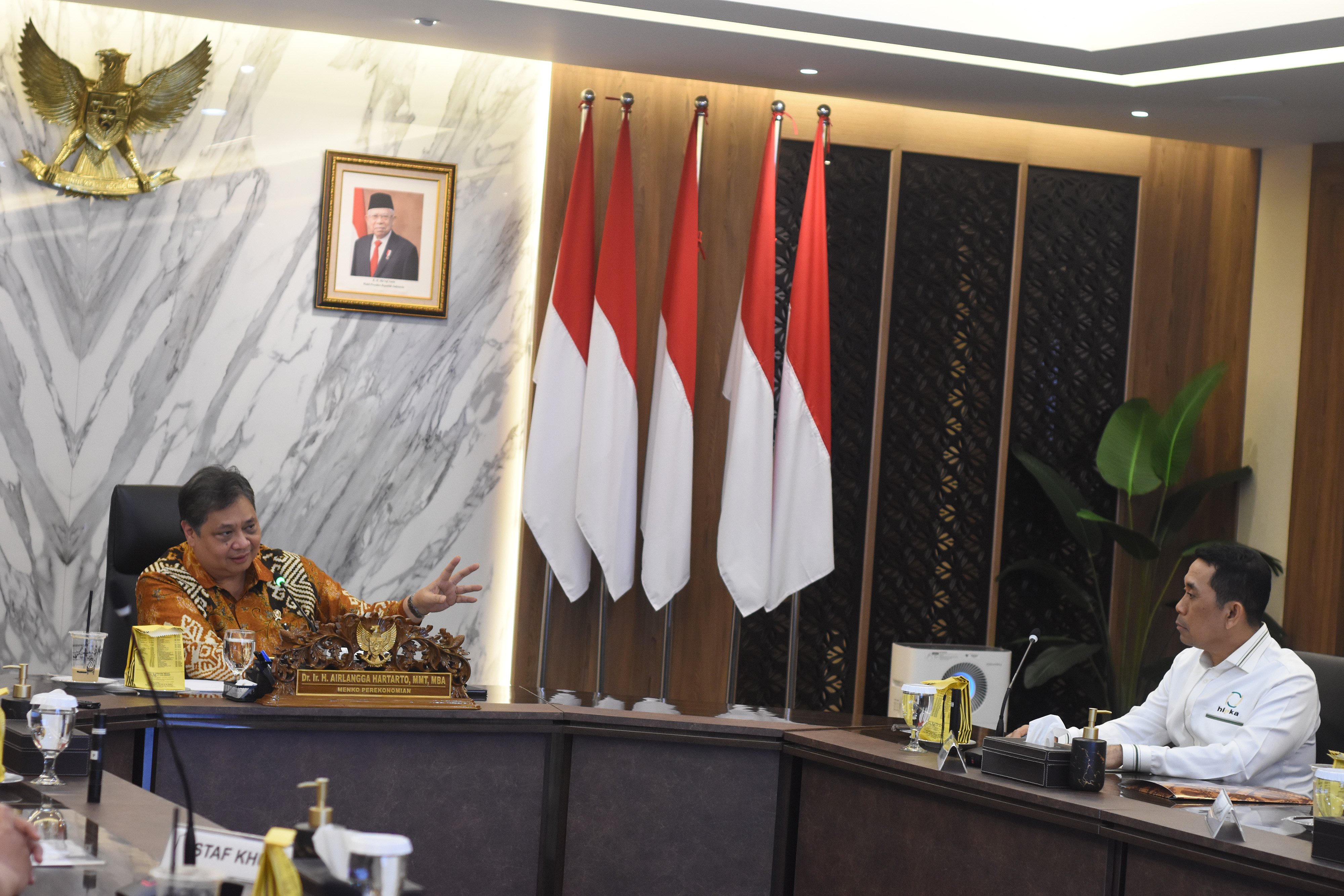Menteri Koordinator Bidang Perekonomian Airlangga Hartarto (kiri)  di Kantor Kemenko Perekonomian, Jakarta, Rabu (18/2/2023).