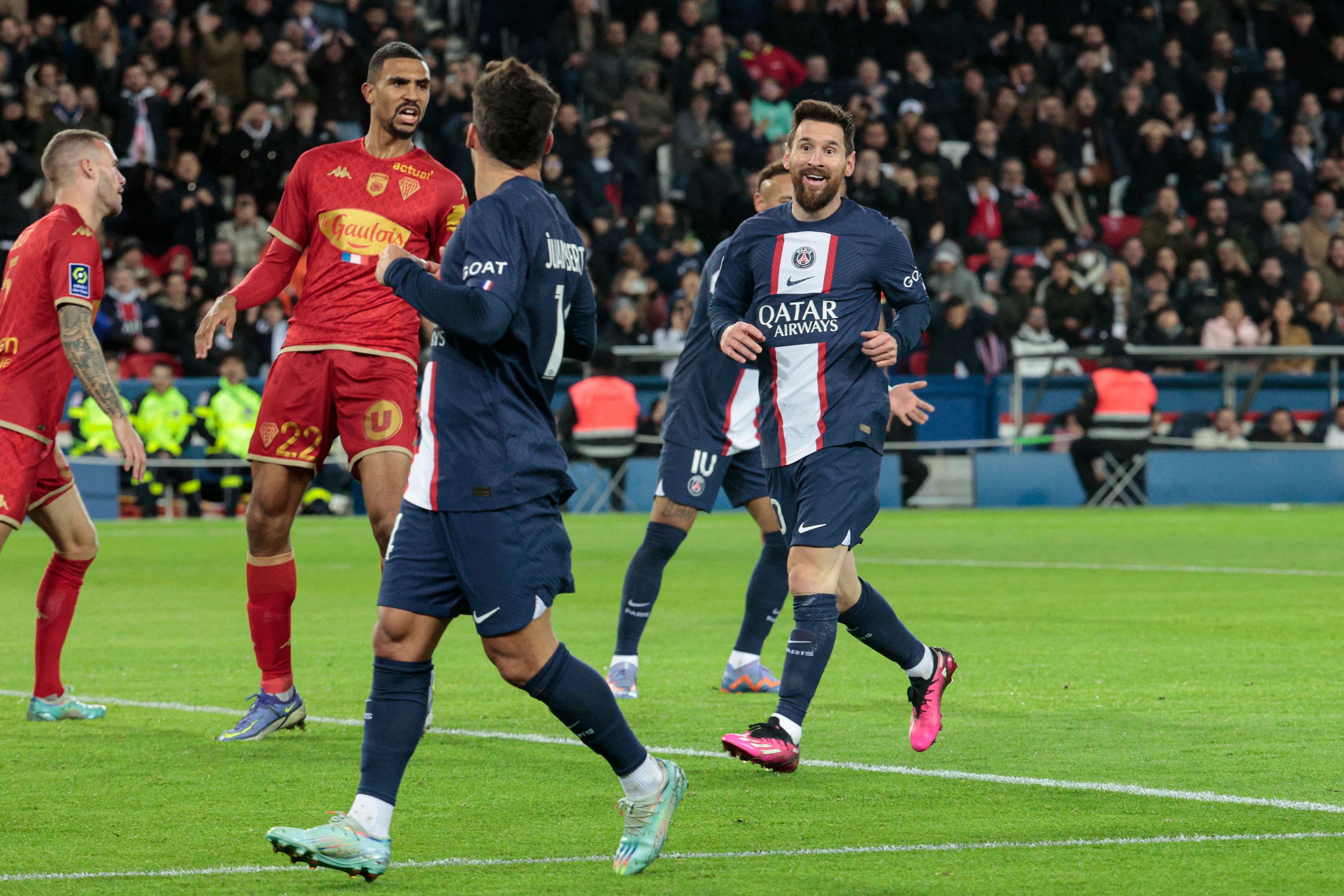 Penyerang PSG Lionel Messi (kanan) melakukan selebrasi usai mencetak gol ke gawang Angers di laga Ligue 1.