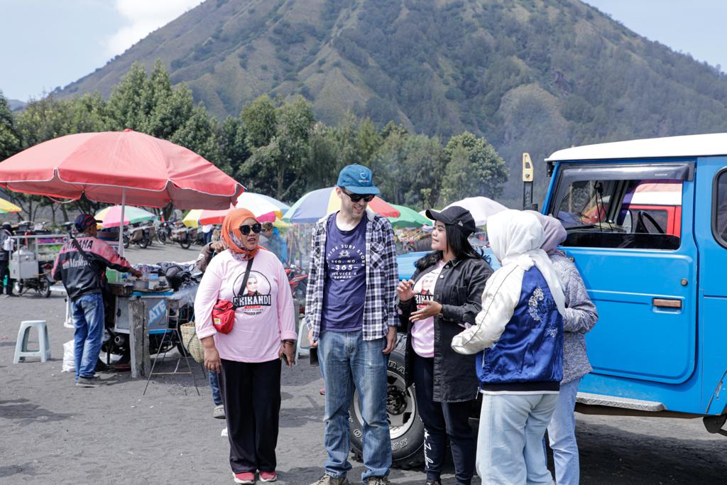 Relawan Srikandi Ganjar Jawa Timur (Jatim) menggelar pelatihan bahasa Inggris dan praktek menjadi tour guide di kawasan wisata Gunung Bromo.