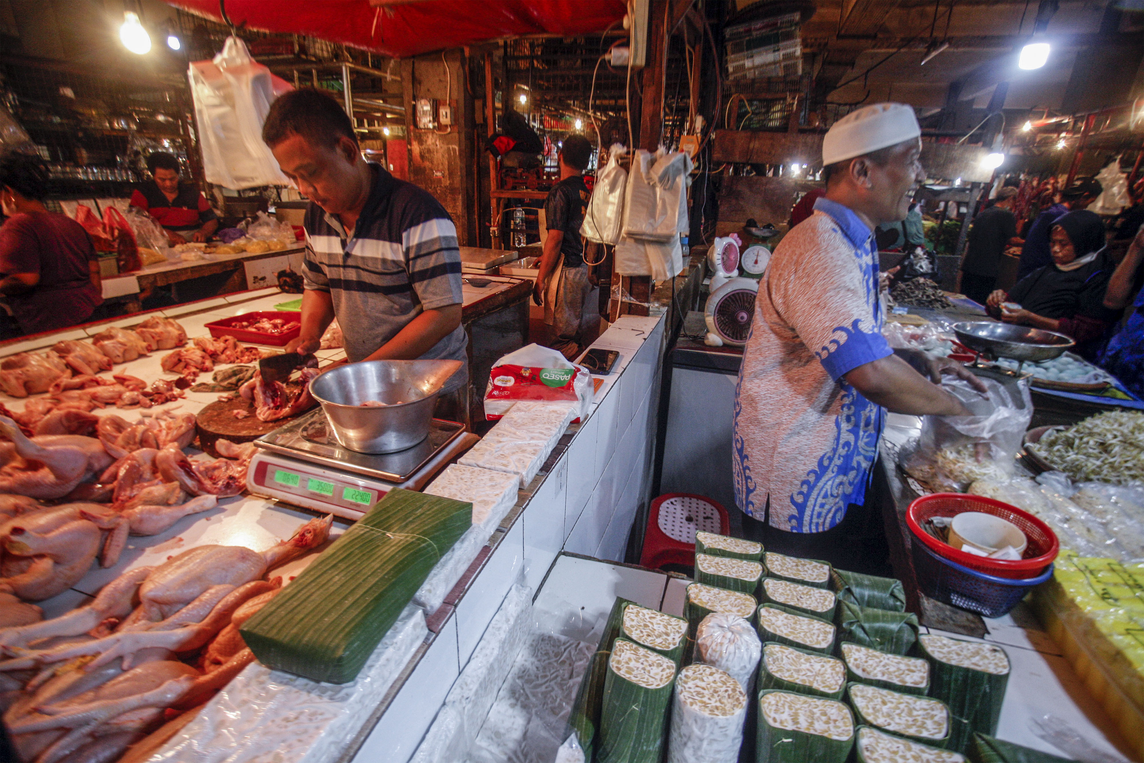 Penjual melayani pembeli di Pasar Cibinong, Kabupaten Bogor, Jawa Barat