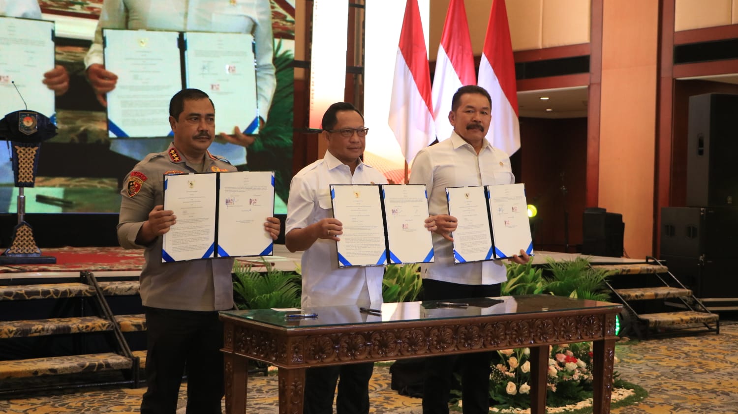 Menteri Dalam Negeri Tito Karnavian (tengah), Jaksa Agung ST Burhanuddin (kanan) dan Kabareskrim Komjen Agus Andrianto.