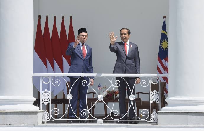 Presiden Joko Widodo (kanan) dan PM Malaysia Anwar Ibrahim