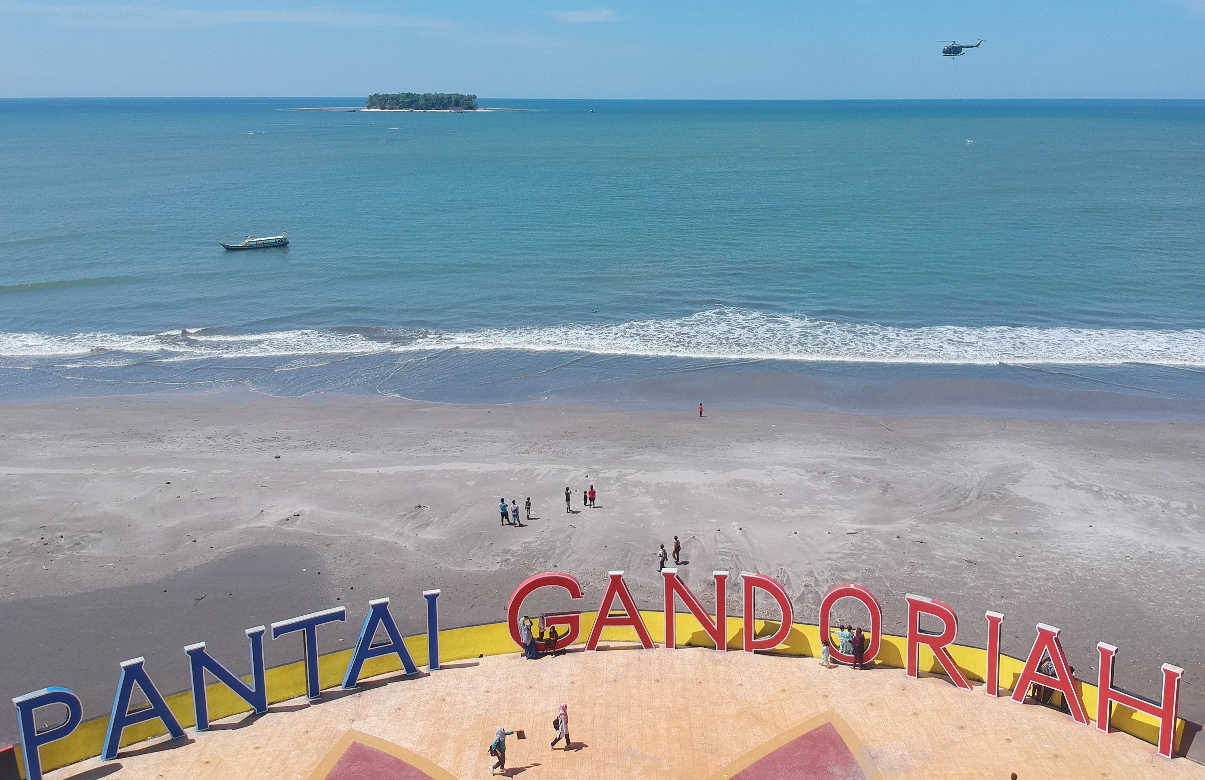 Satu unit helikopter TNI AL melintas di atas Pulau Angso Duo dalam rangka persiapan Hari Nusantara di Pantai Gandoriah.