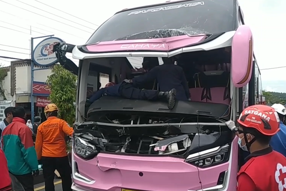 Bus pariwisata yang mengalami kecelakaan.