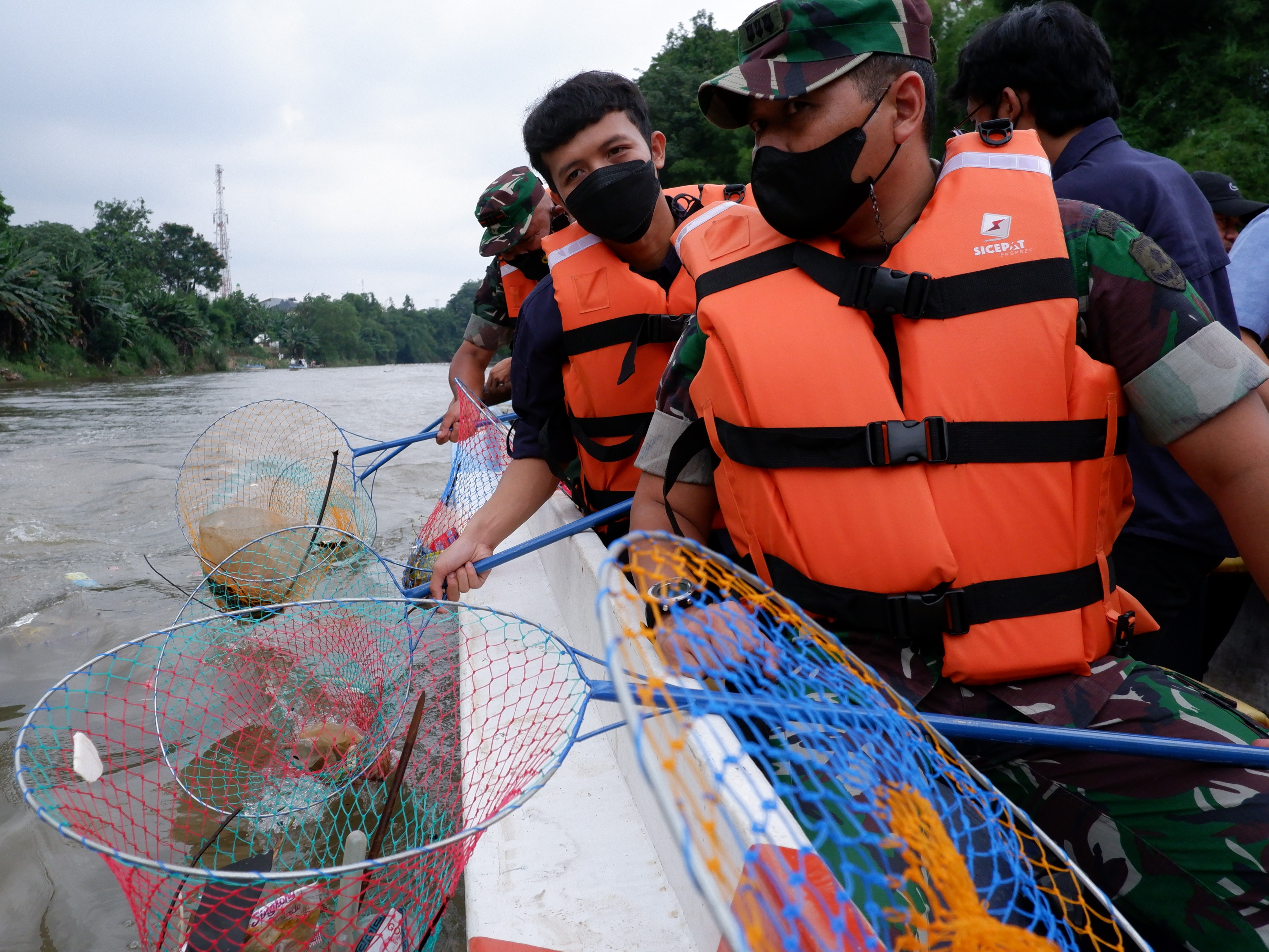 Kegiatan bersih-bersih sungai Cisadane oleh Sicepat Ekspres bersama Banksasuci.