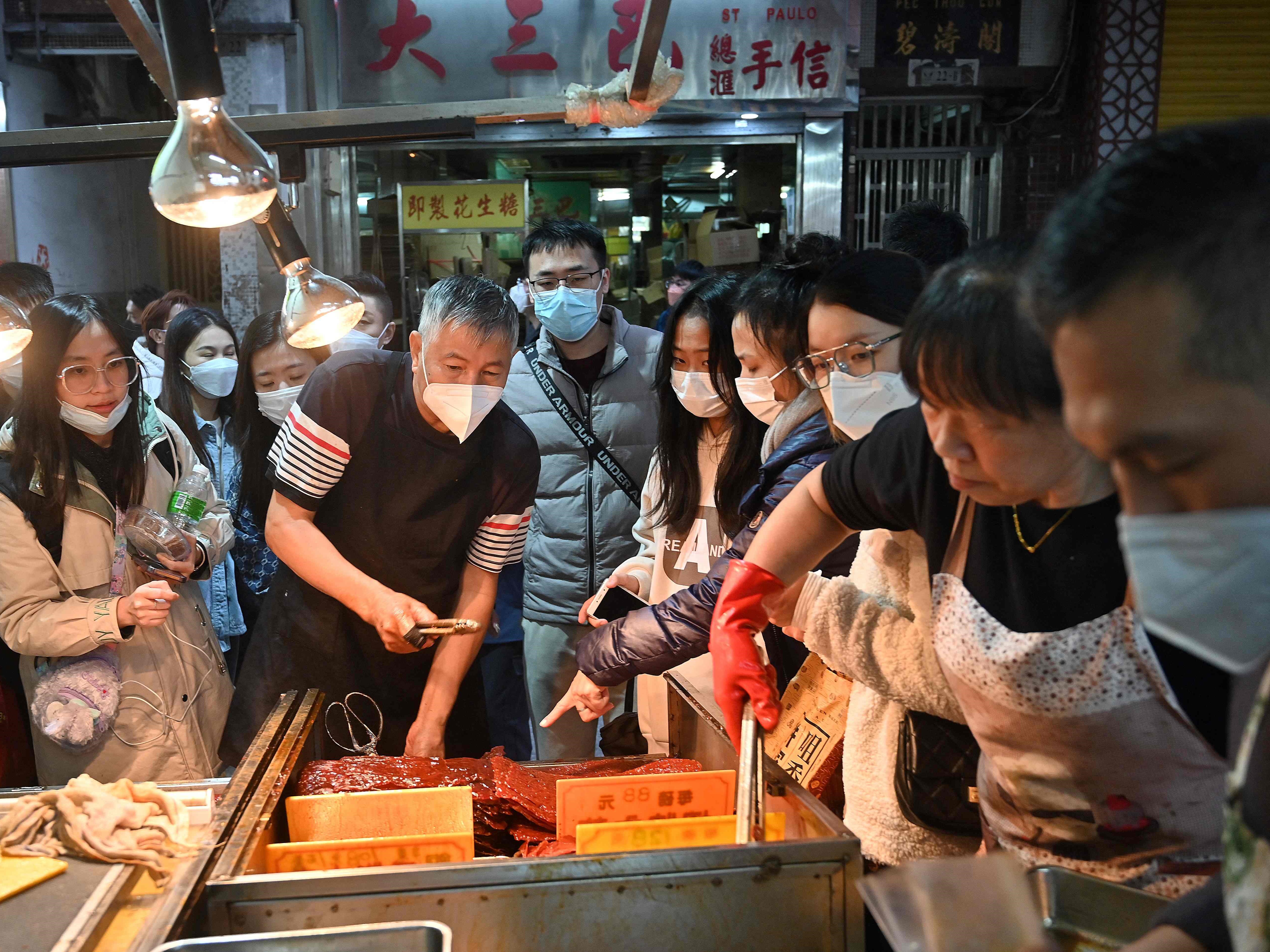 Foto yang diambil pada 17 Januari 2023 ini menunjukkan turis Tiongkok daratan mengantre untuk makan di Makau.