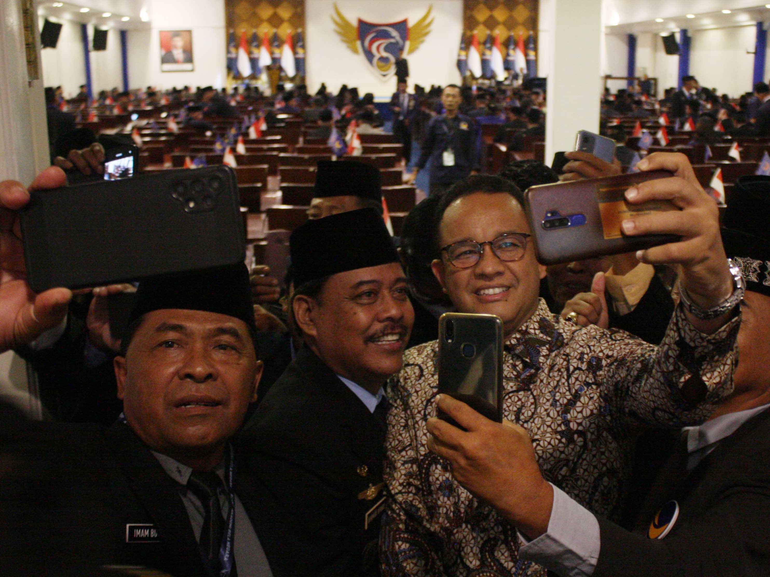Calon Presiden Partai NasDem Anies Baswedan berfoto dengan para peserta Pendidikan Politik Bacaleg Purnawirawan TNI/Polri.