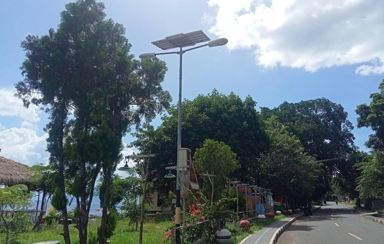 Salah satu PJU yang terpasang di Taman Kota Larantuka tidak berfungsi.