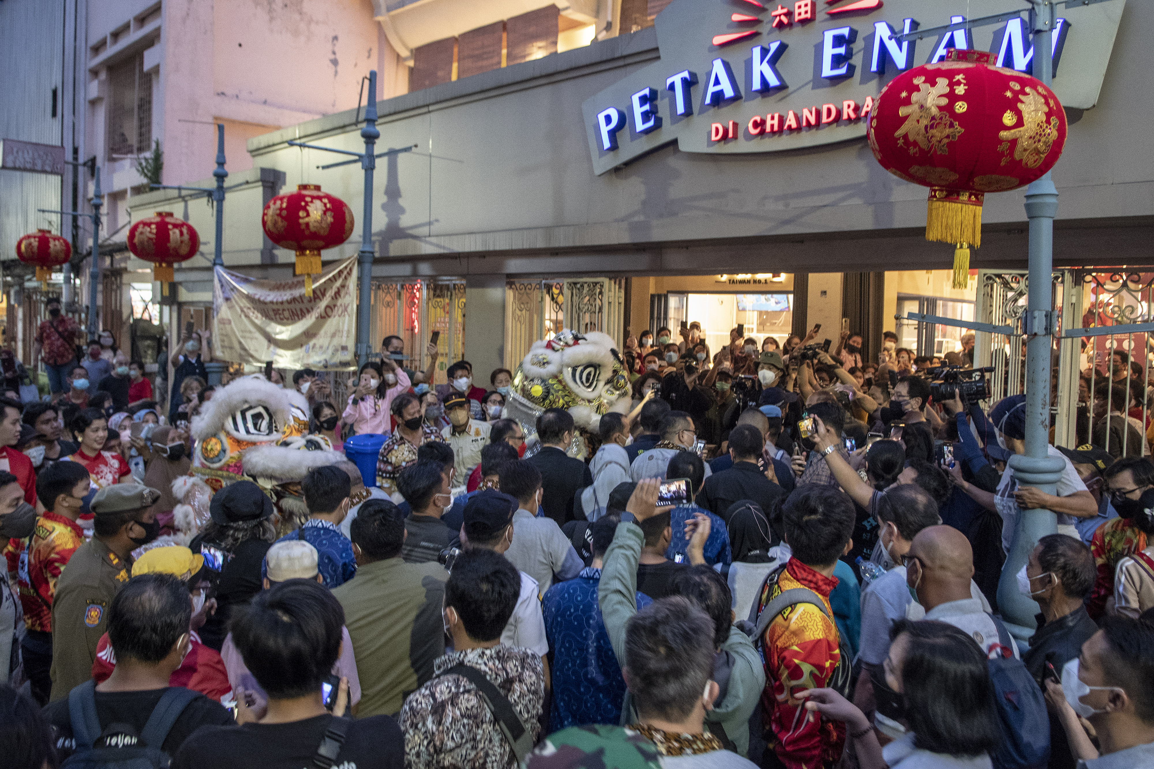  Warga menyaksikan atraksi barongsai pada acara Program Anugerah Desa Wisata Indonesia 2022 di kawasan Glodok, Jakarta.