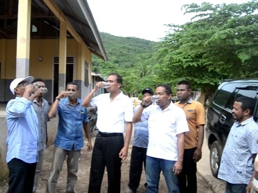 Warga meminum air tawar yang disuling dari air laut.