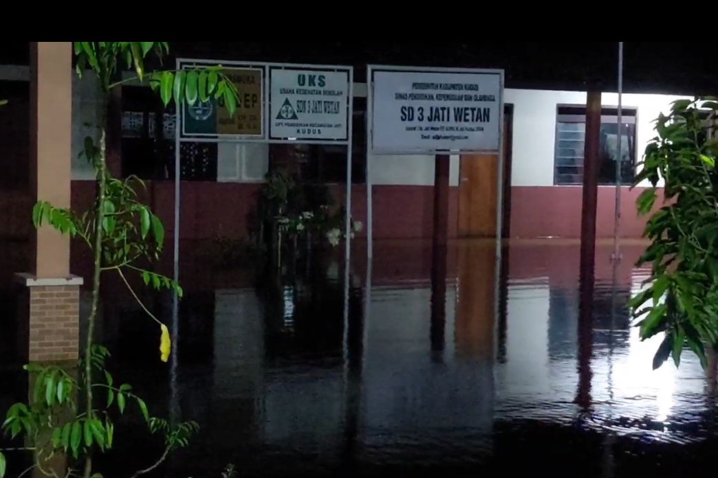 Suasana banjir tinggi di SD 3 Jati Wetan, Kudus, Jawa Tengah.