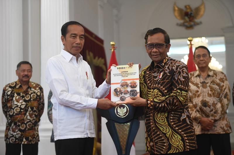  Presiden saat menerima laporan Tim PPHAM