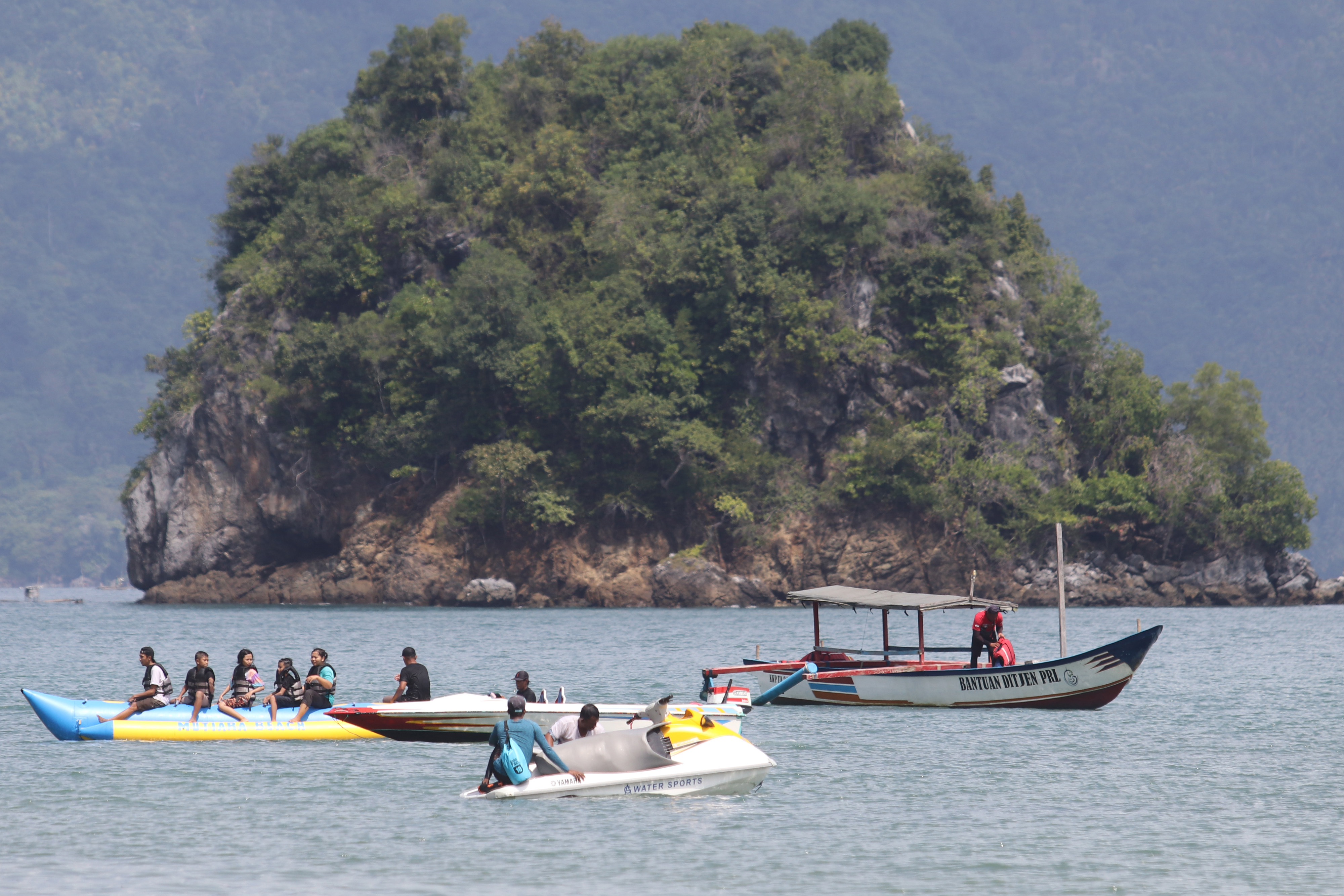 Pantai Mutiara merupakan salah satu destinasi wisata pantai di Trenggalek, Jawa Timur. 