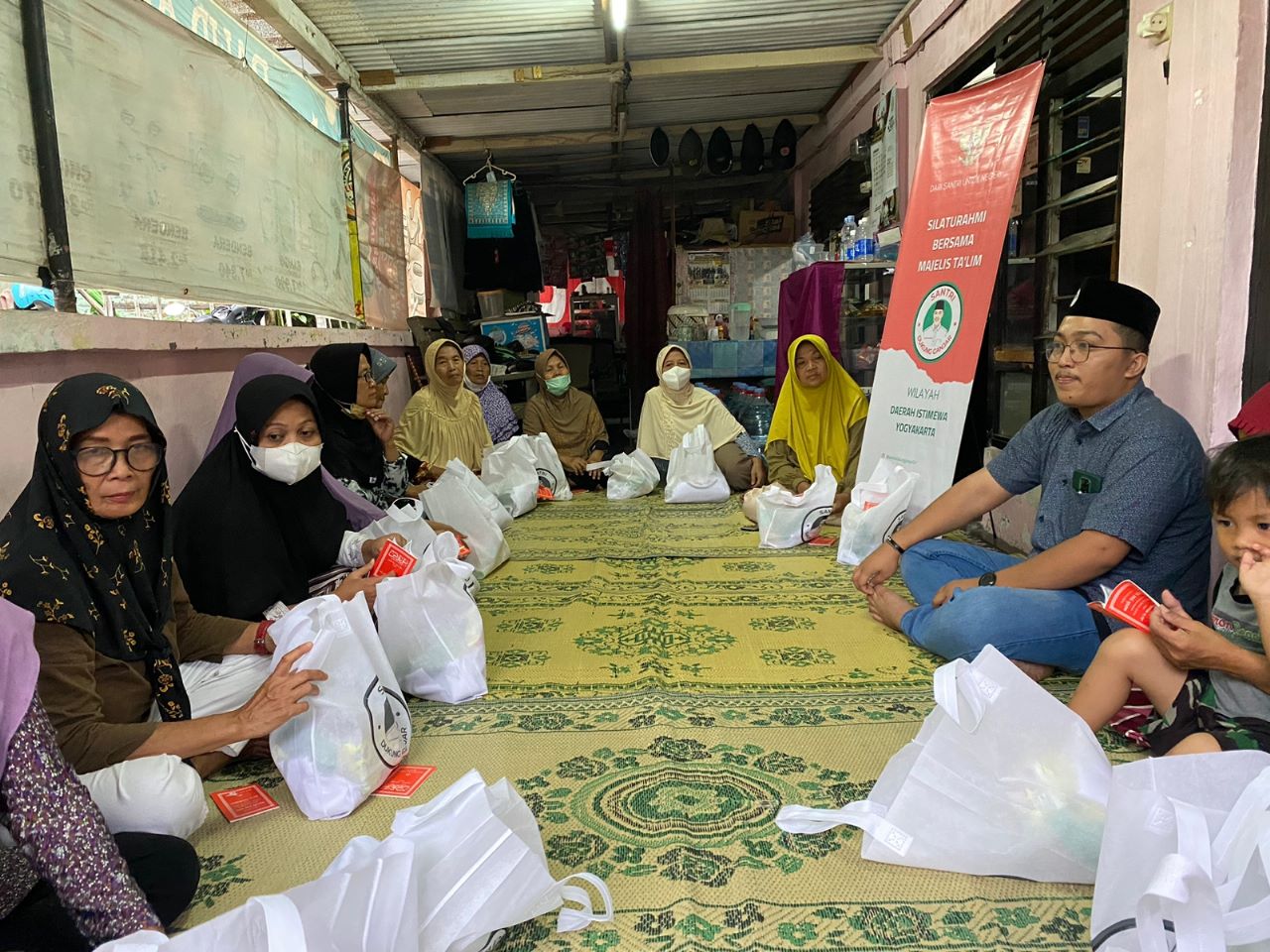 Santri Dukung Ganjar bagikan sembako di ibu-ibu pengajian di Kecamatan Mergangsan, Kota Yogyakarta, DIY, Selasa (24/1).