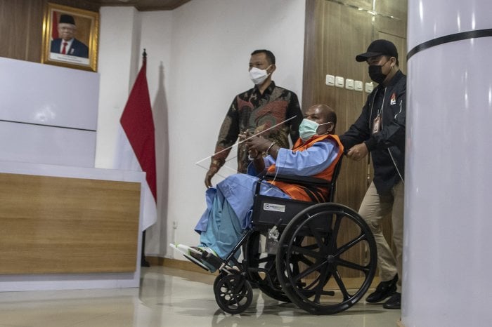 Tersangka kasus dugaan korupsi pembangunan infrastruktur di Provinsi Papua Lukas Enembe dibawa petugas KPK