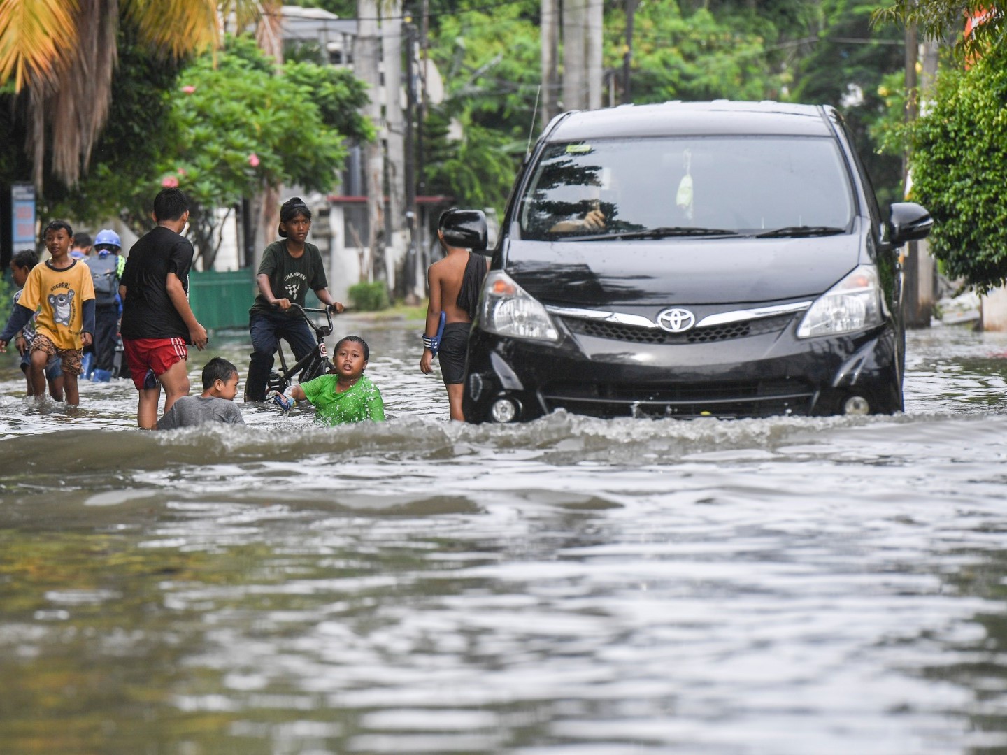 Sejumlah anak bermain di genangan air di kawasan perumahan Green Garden, Jakarta, beberapa waktu lalu.