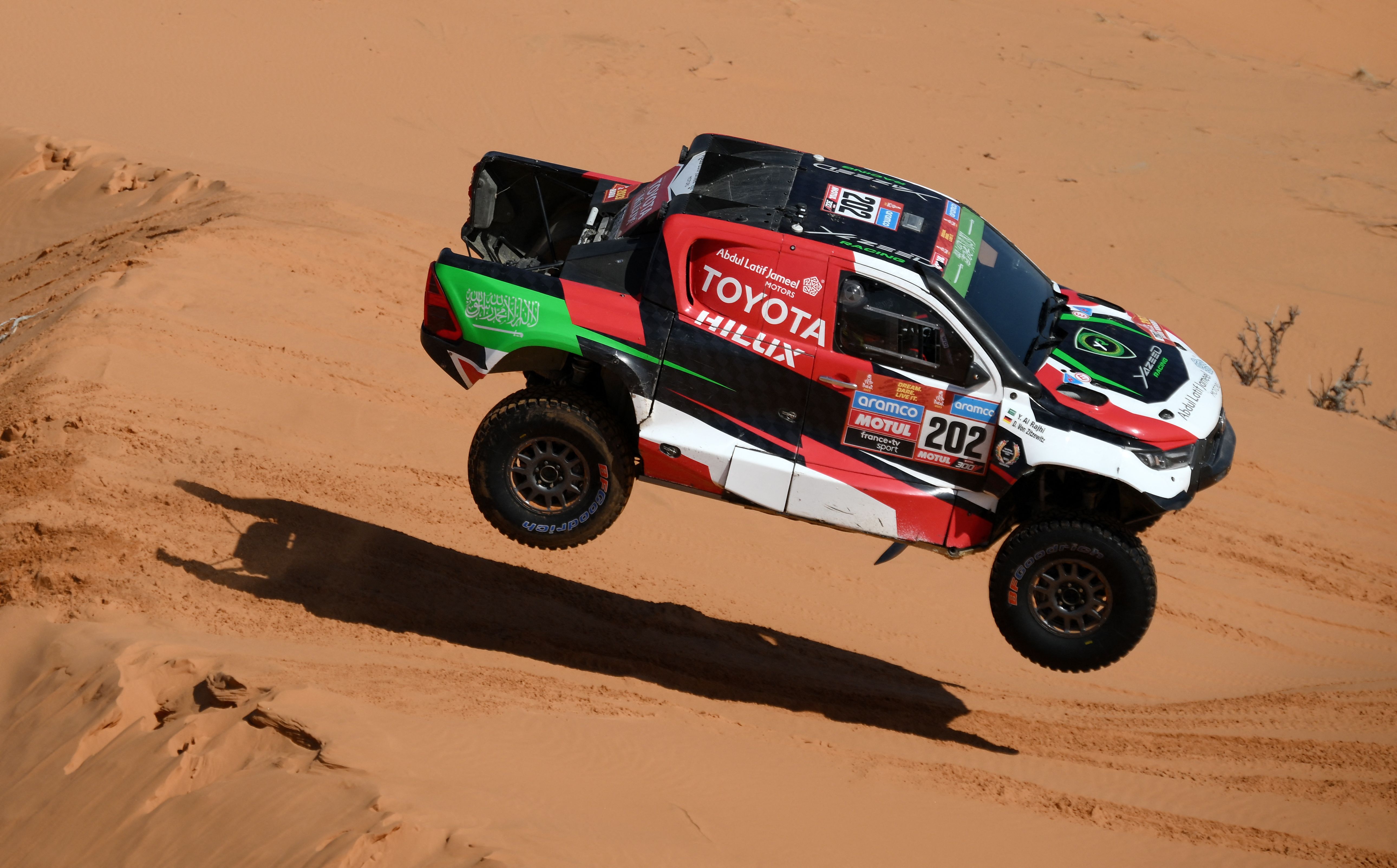 Pembalap Toyota asal Arab Saudi Yazeed Al-Rajhi bersama co-driver Dirk Von Zitzewitz memenangi etape tujuh Reli Dakar 2023, Sabtu (7/1).