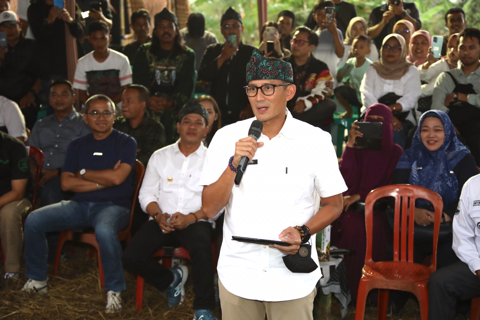 Menteri Pariwisata dan Ekonomi Kreatif (Menparekraf) Sandiaga Salahuddin Uno  di Desa Wisata Baros, Kecamatan Arjasari, Kabupaten Bandung,