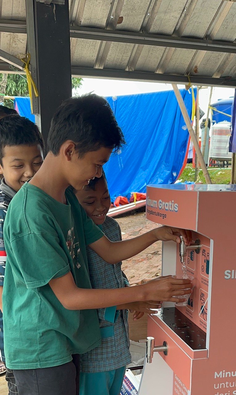 Anak-anak korban gempa Cianjur mengambil air minum dari fasilitas mesin air minum sumbangan penderma.id