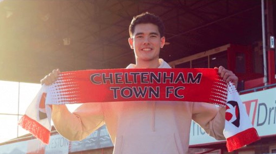 Pemain timnas Indonesia Elkan Baggott saat diperkenalkan sebagai pemain Cheltenham Town.