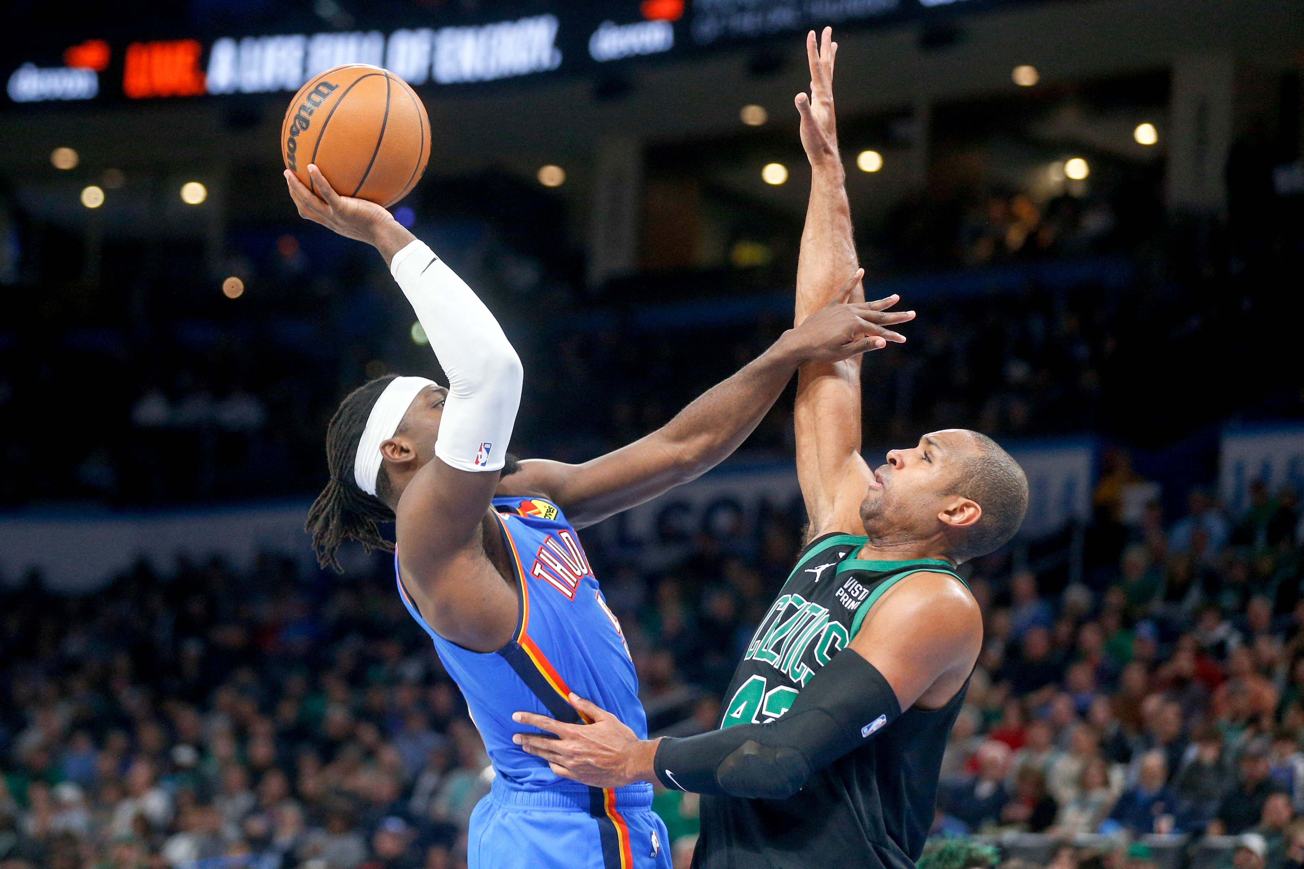 Laga NBA antara Oklahoma City Thunder dan Boston Celtics. 
