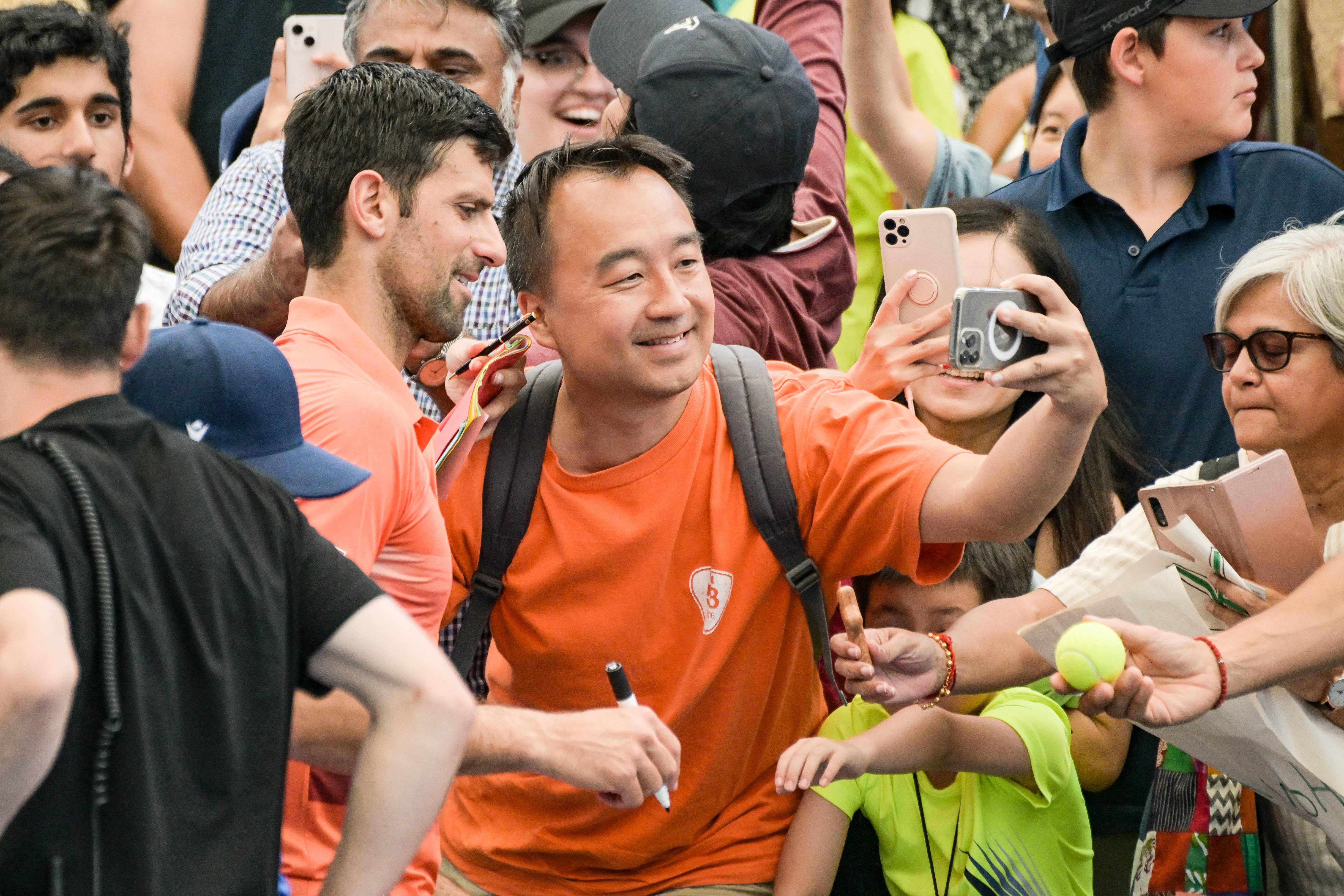 Bintang tenis Serbia Novac Djokovic meladeni permintaan swafoto penggemar di sela turnamen Adelaide International, Senin (2/1).