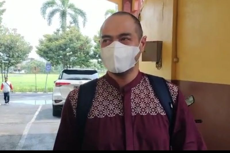 Ferry Irawan usai diperiksa sebagai terlapor kasus dugaan KDRT di Mapolda Jawa Timur.