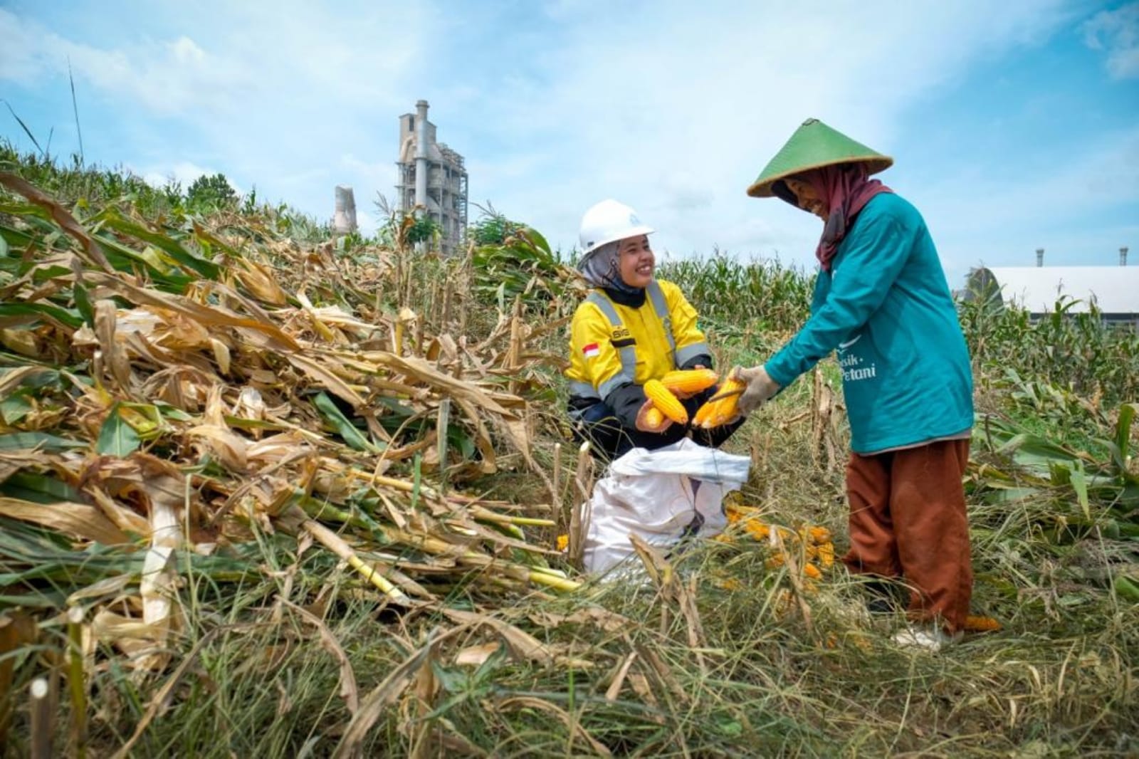 Seorang pegawai PT Semen Gresik bersama warga di sekitar pabrik tengah melakukan penghijauan