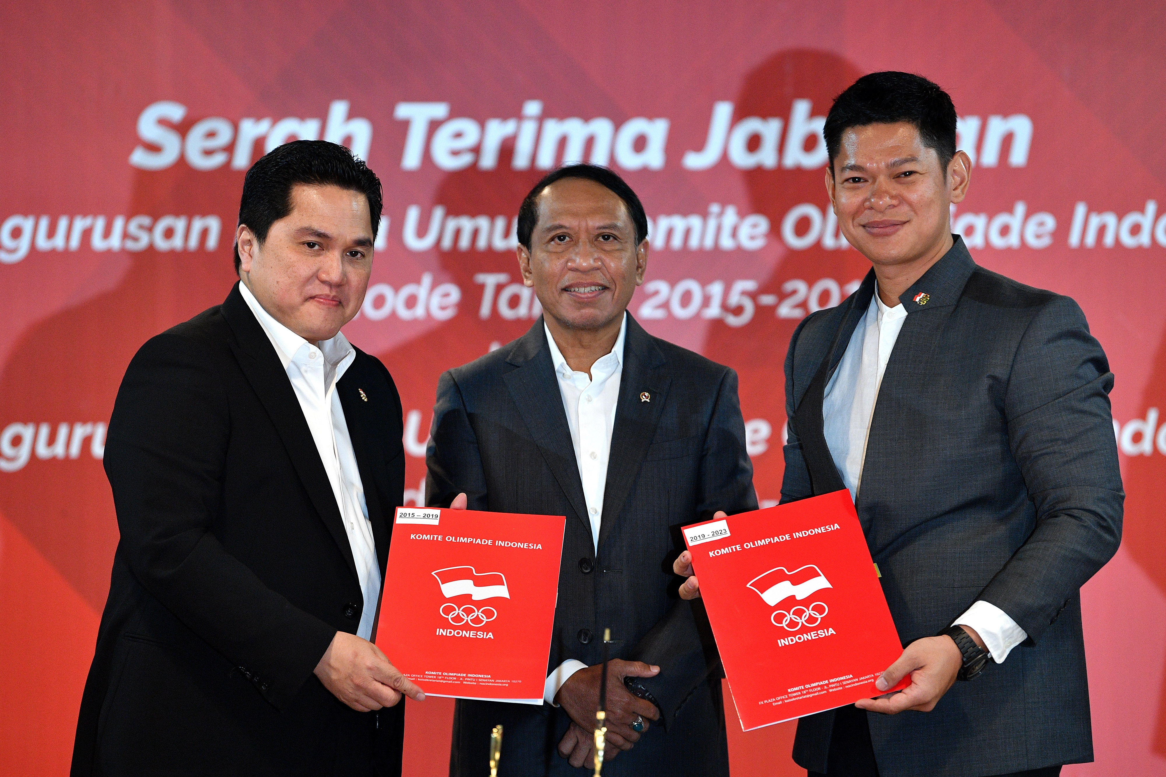 Menpora Zainudin Amali (tengah), Menteri BUMN yang juga Ketua UmumKOI periode 2015-2019 Erick Thohir (kiri) dan Ketua Umum KOI periode 2019-
