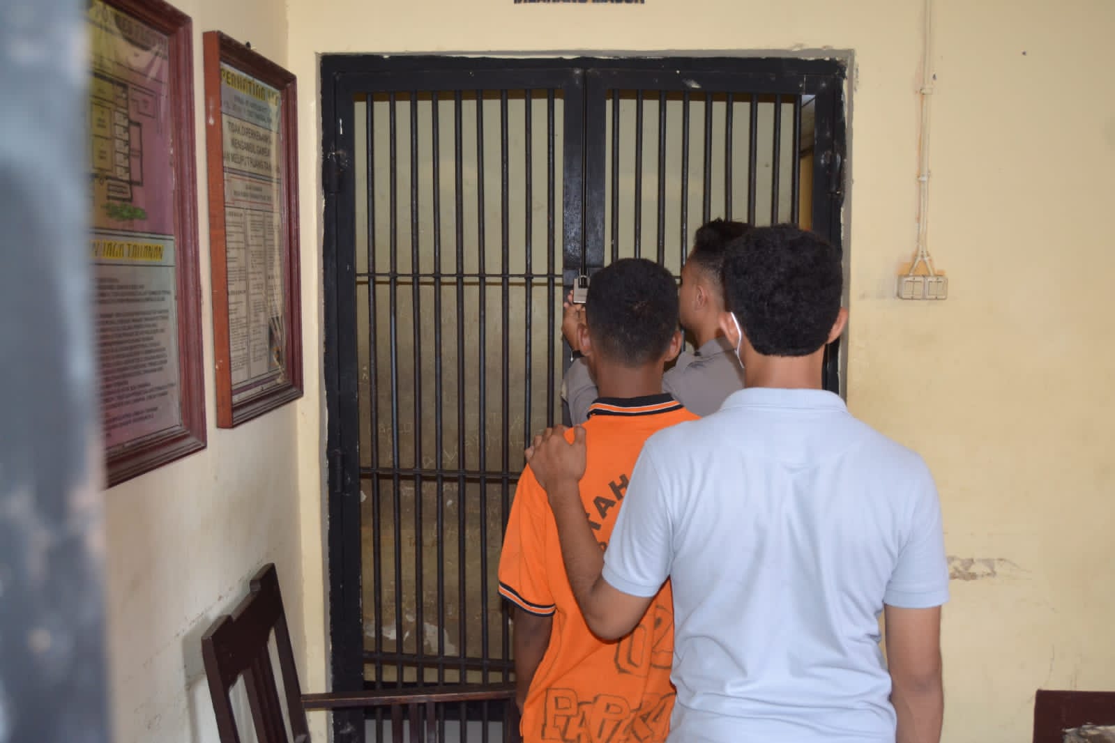 Pelaku Curanmor berinisial BRL digiring masuk sel