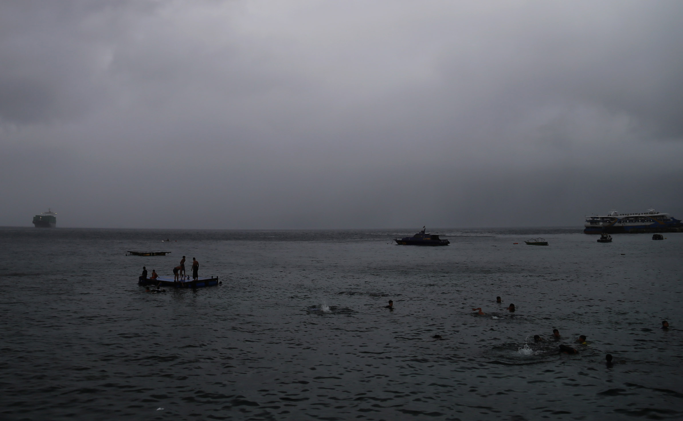 Awan gelap menyelimuti langit di Kota Ternate, Maluku Utara.