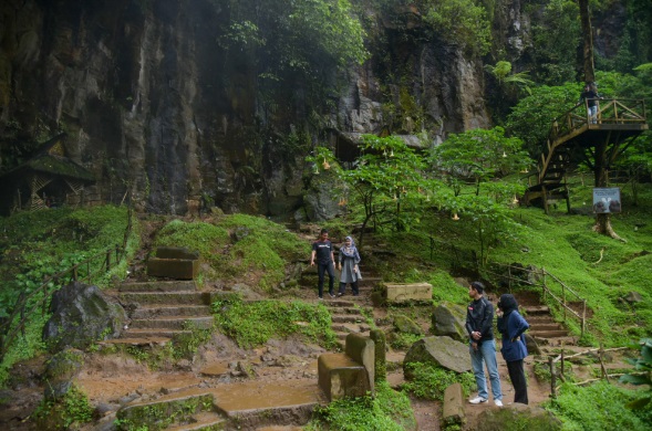 Air terjun Sikulikap di Taman Nasional Gunung Leuser di bagian Sumatra Utara.
