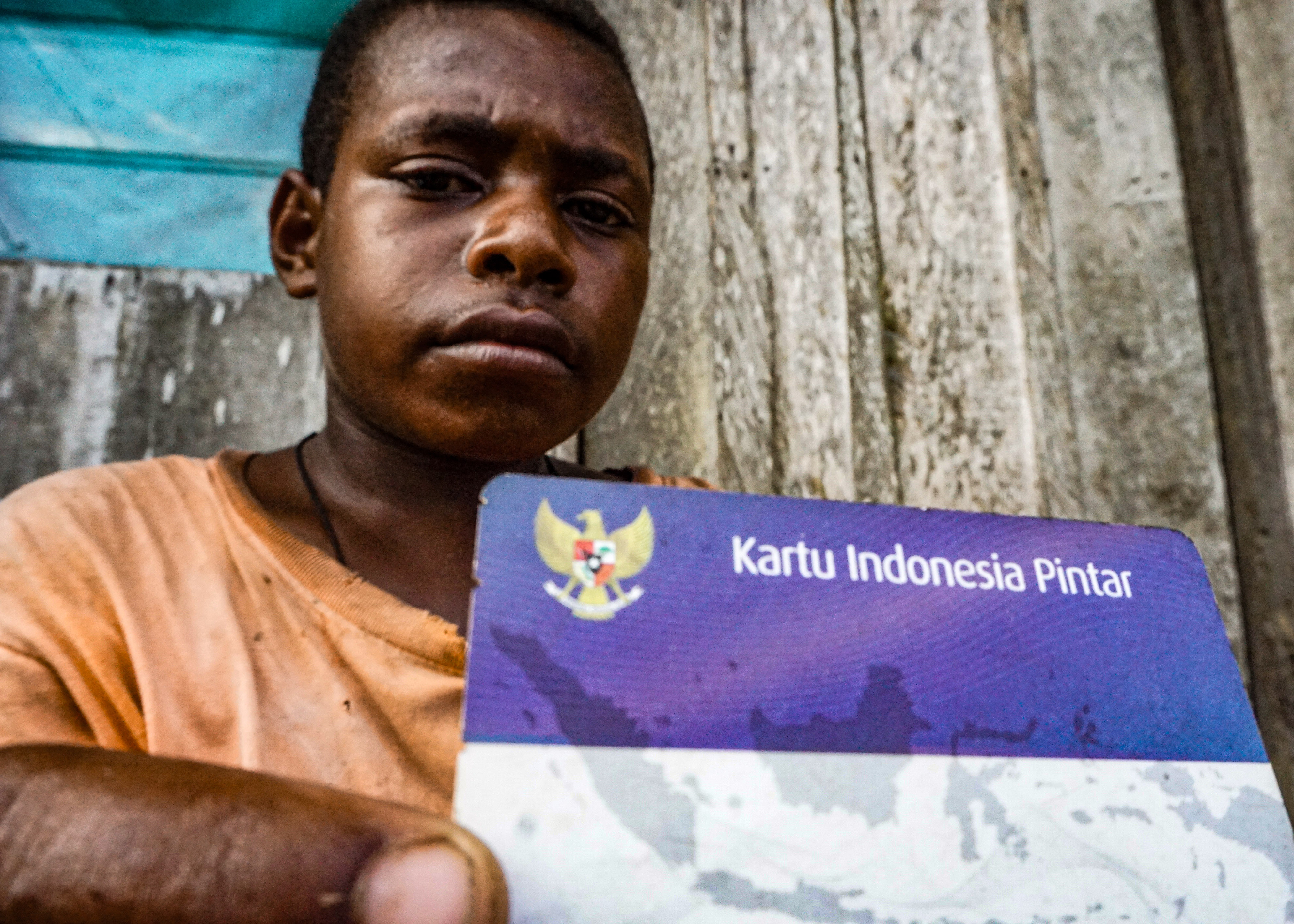 Pelajar di Papua menunjukkan KIP