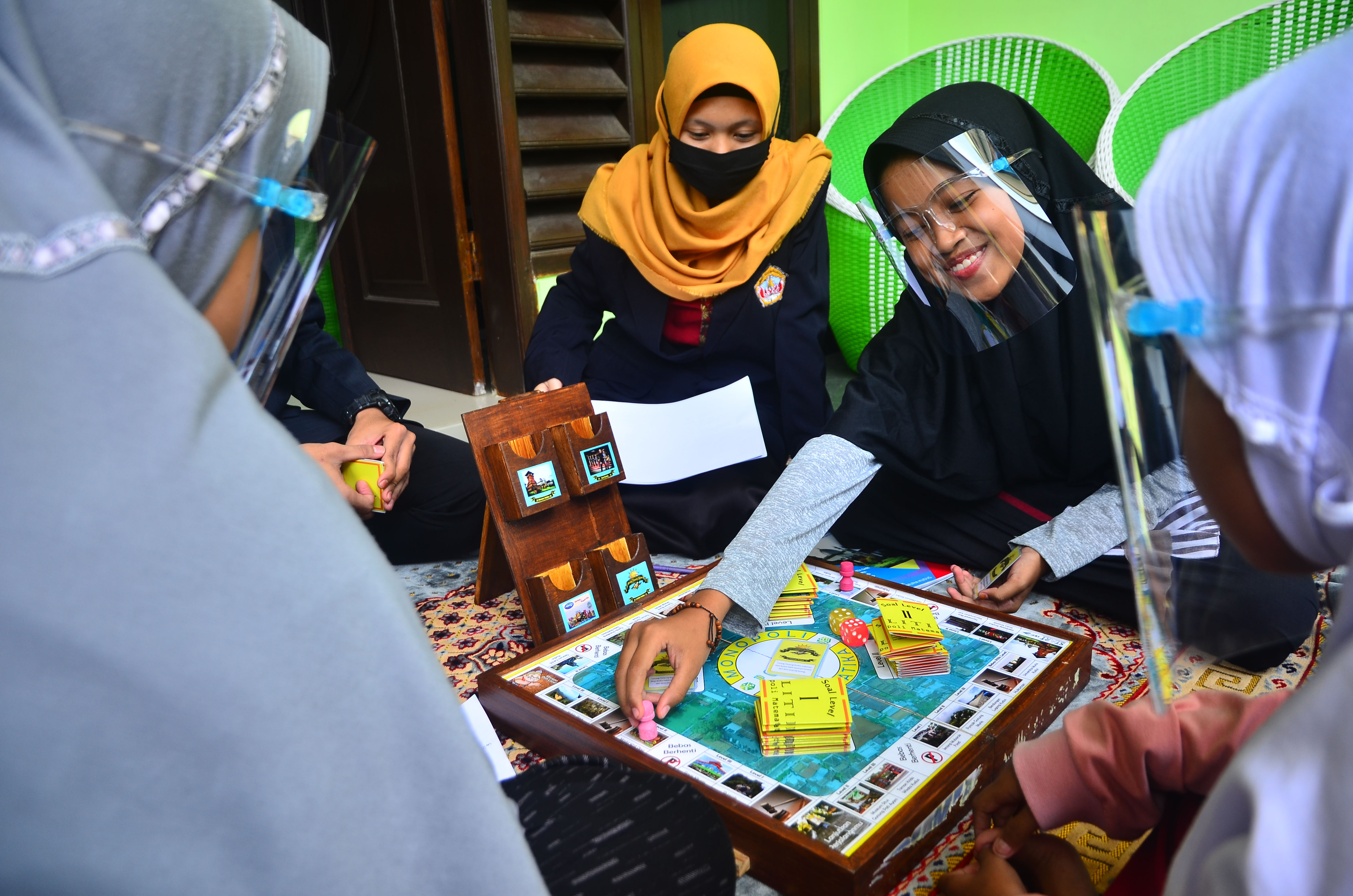 Ilustrasi--Mahasiswa mengajar siswa dengan alat belajar Monopoli Matematika (Politika) di Desa Bakalan Krapyak, Kudus, Jawa Tengah.