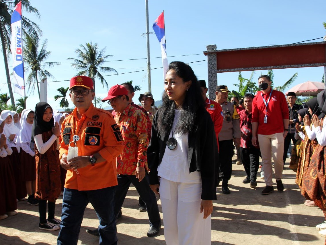 Bupati Cianjur Herman Suherman meresmikan penggunaan bangunan sekolah baru diperbaiki karena rusak parah akibat gempa.