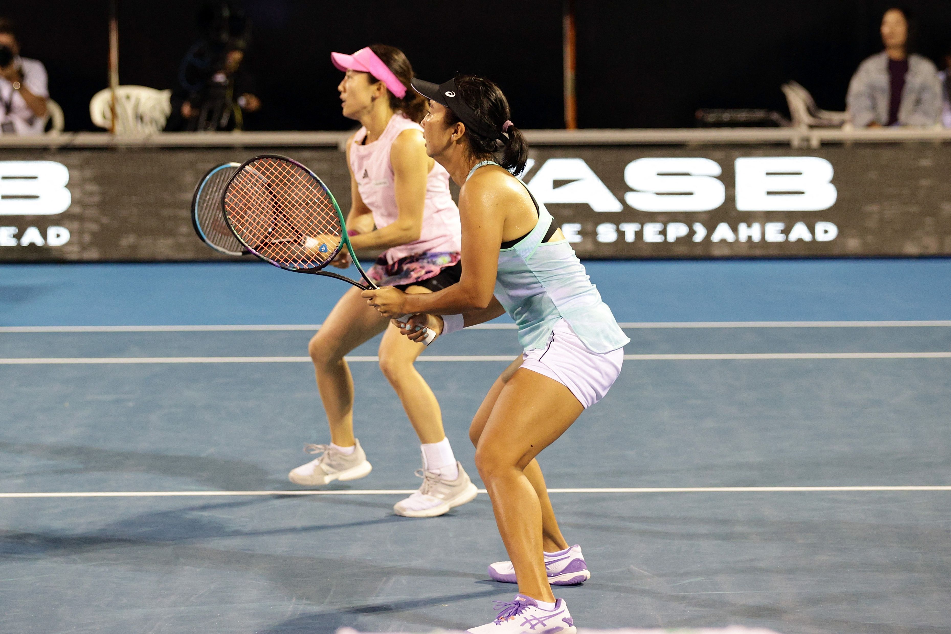 Pasangan ganda putri Indonesia Aldila Sutjiadi (kanan) dengan Miyu Kato dari Jepang.