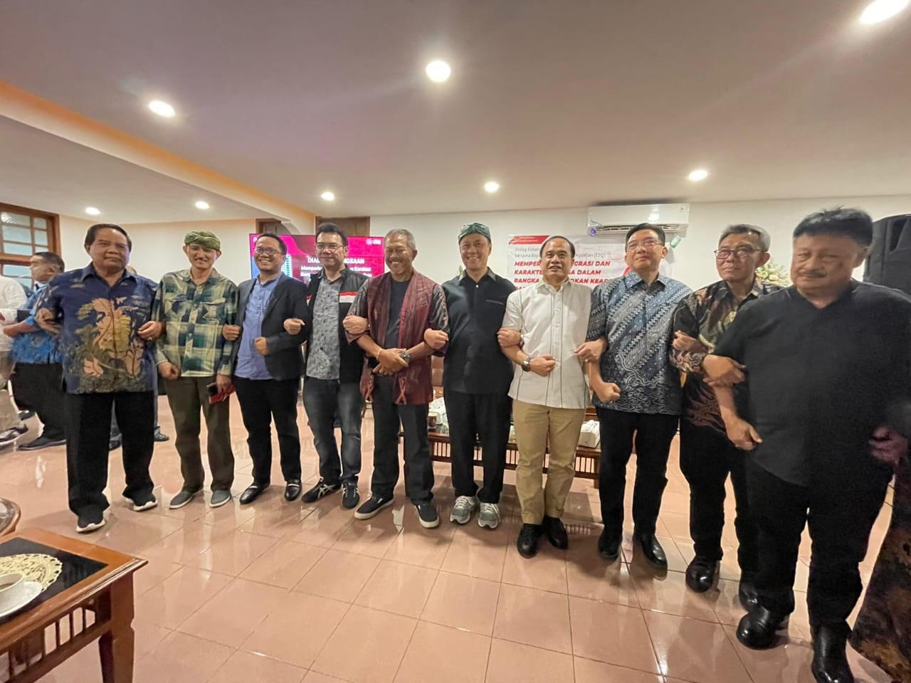 Pendiri ESQ Ary Ginanjar Agustian bersama para tokoh Jabar pada acara Dialog Kebangsaan yang diadakan HD Sutrisno Institute di Bandung.