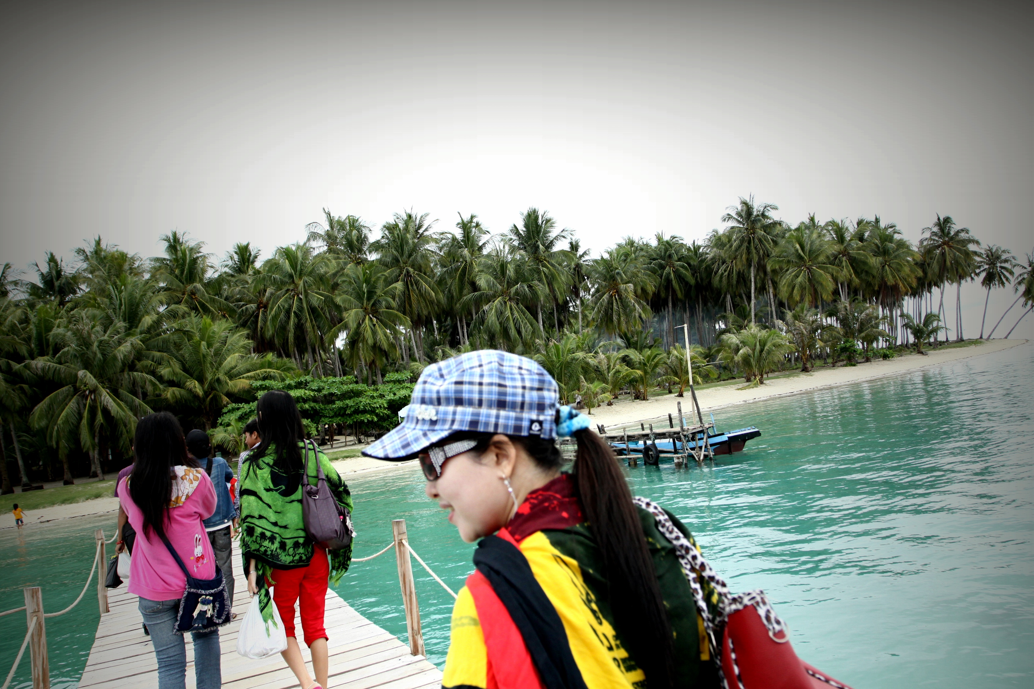 Sejumlah wisatawan saat berwisata pulau ke pulau Ketawai yang merupakan bagian dari kabupaten Bangka Tengah, Provinsi Bangka Belitung,