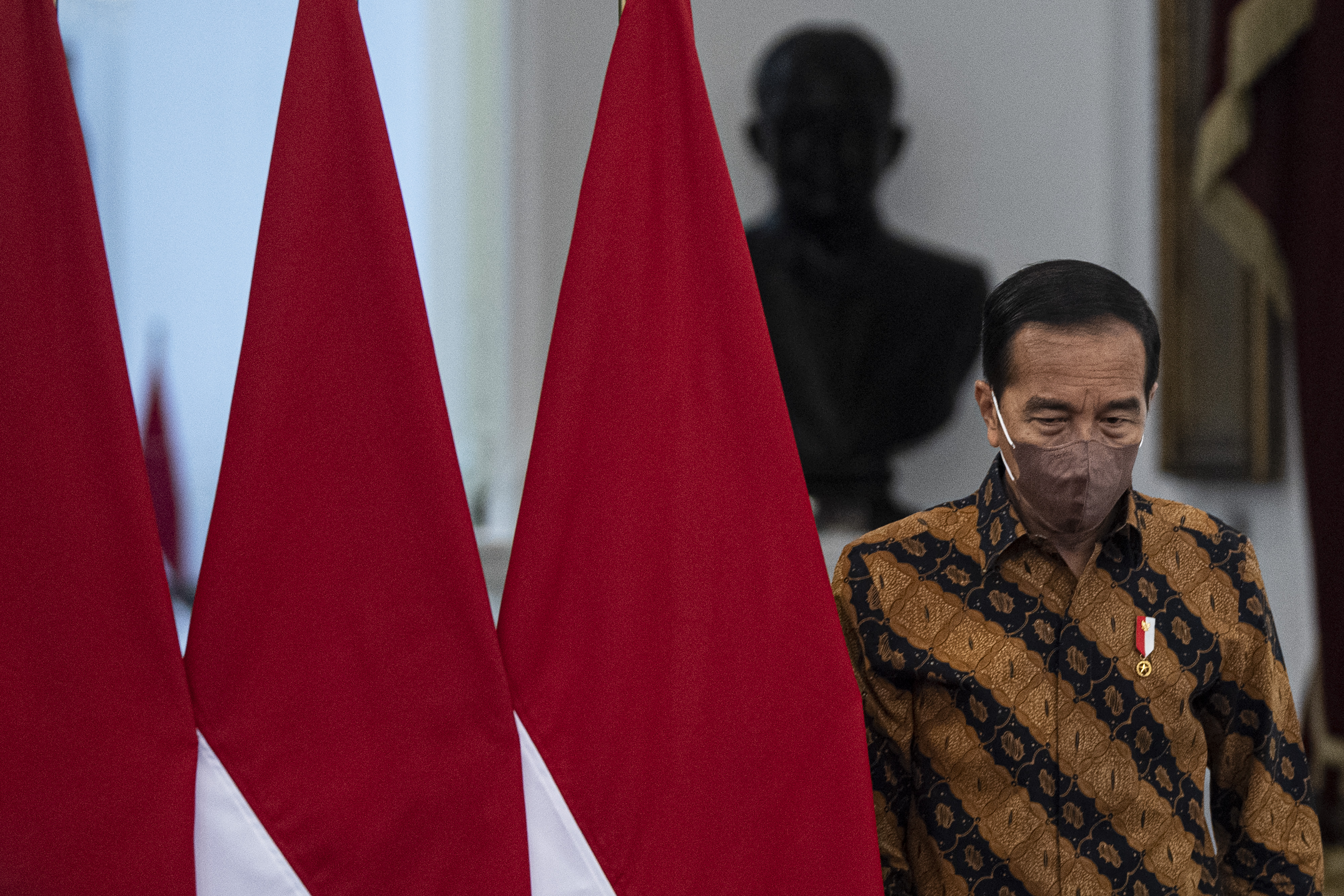 Presiden Jokowi sebelum menyampaikan keterangan pers.