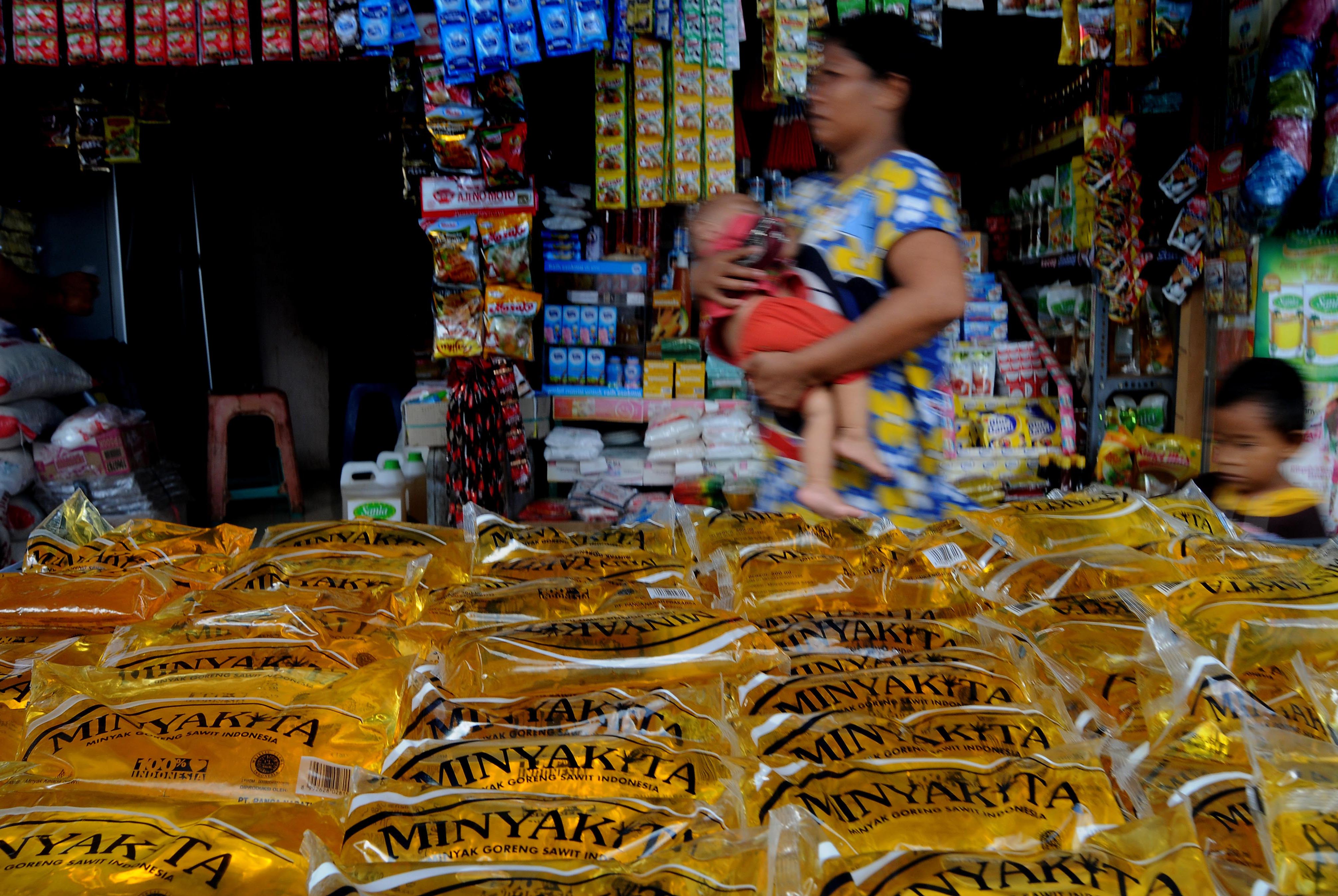 Pedagang menjual minyak goreng Minyakita di Pasar Pabaengbaeng, Makassar, Sulsel.