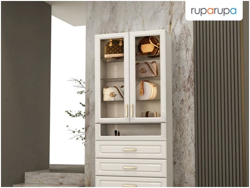 Kita bisa menjaga benda koleksi tetap aman dan membuatnya terlihat menawan.