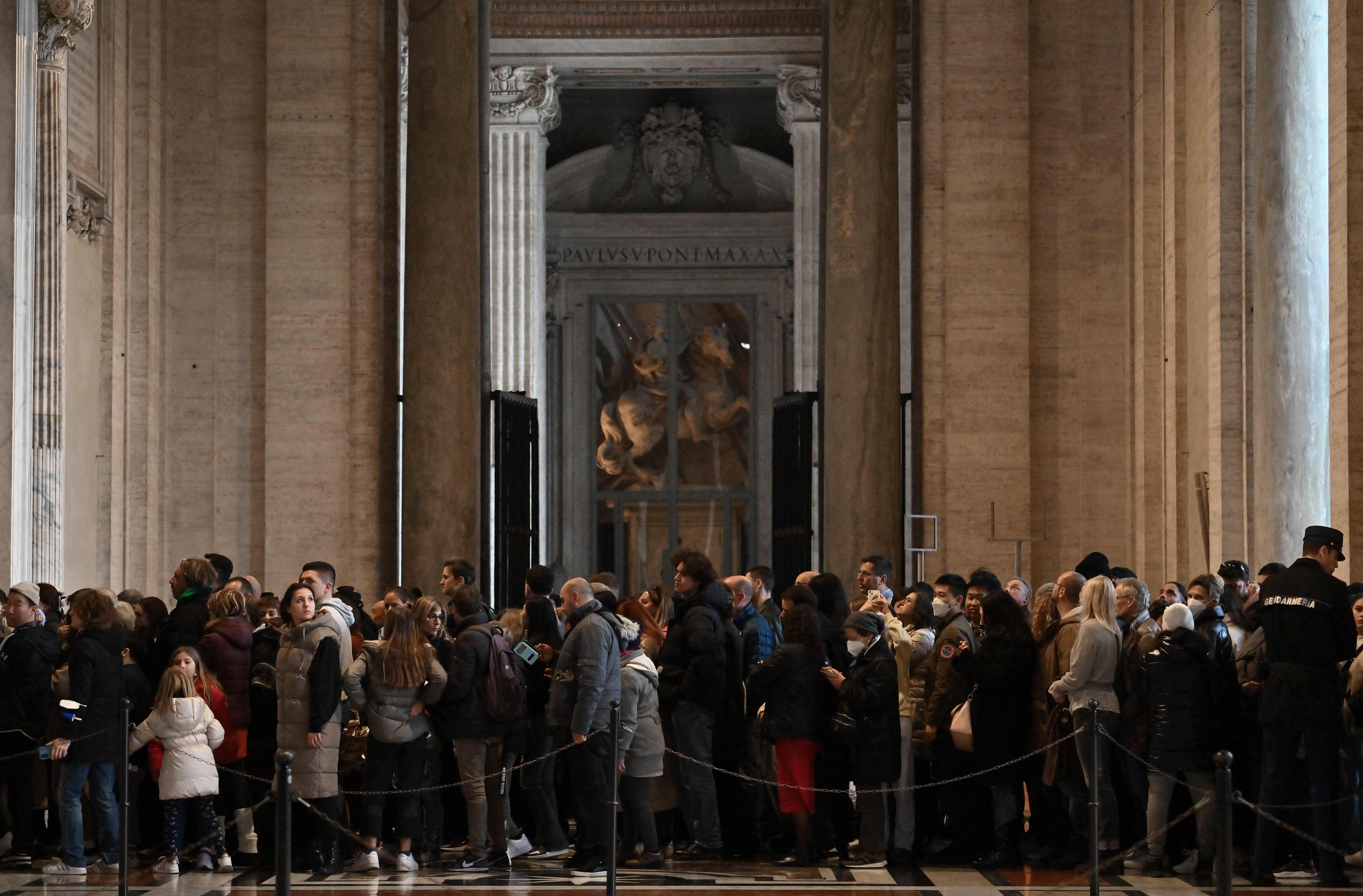 Warga mengantre untuk memberikan penghormatan terakhir kepada Paus Benediktus XVI di Basilika Santo Petrus, Vatikan.
