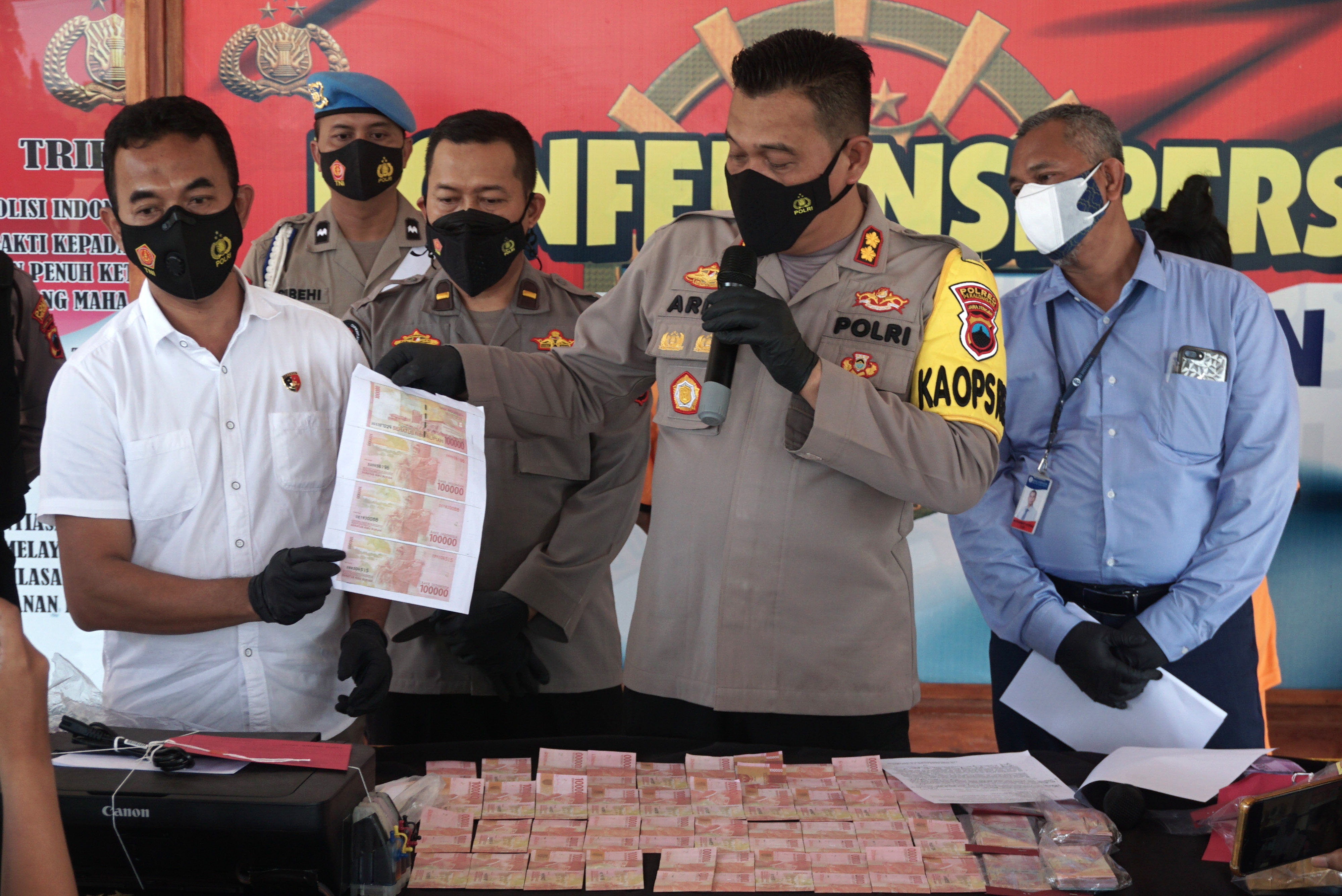 Kapolres Pekalongan  Ajun Komisaris Besar Arief Fajar Satria (kanan)