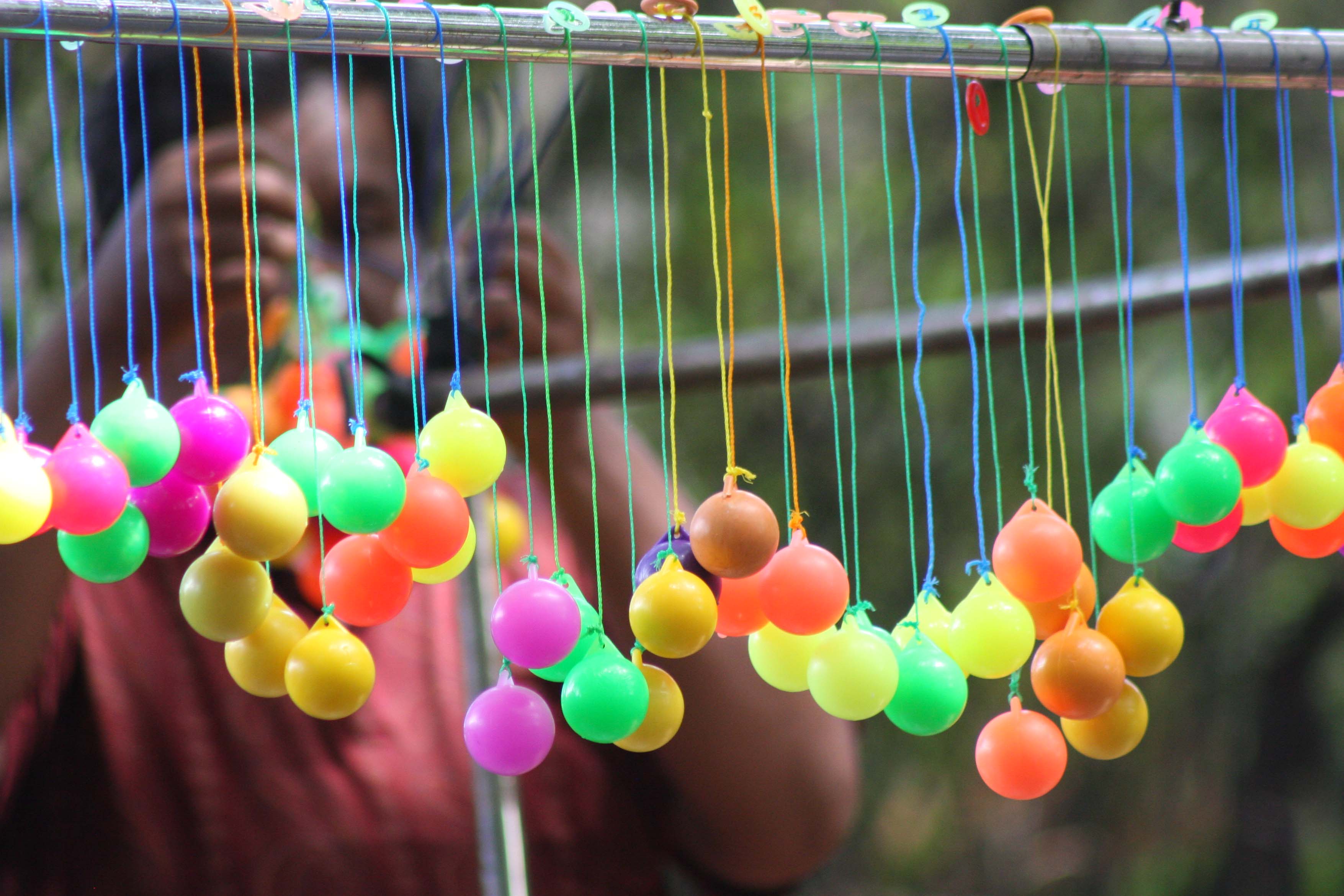 Pedagang memajang alat permainan lato-lato di wilayah Depok, Jawa Barat.