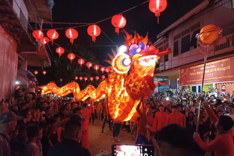 Atraksi naga pada malam pawai lampion dalam rangka perayaan Cap Go Meh di Kota Putussibau wilayah Kapuas Hulu Kalimantan Barat